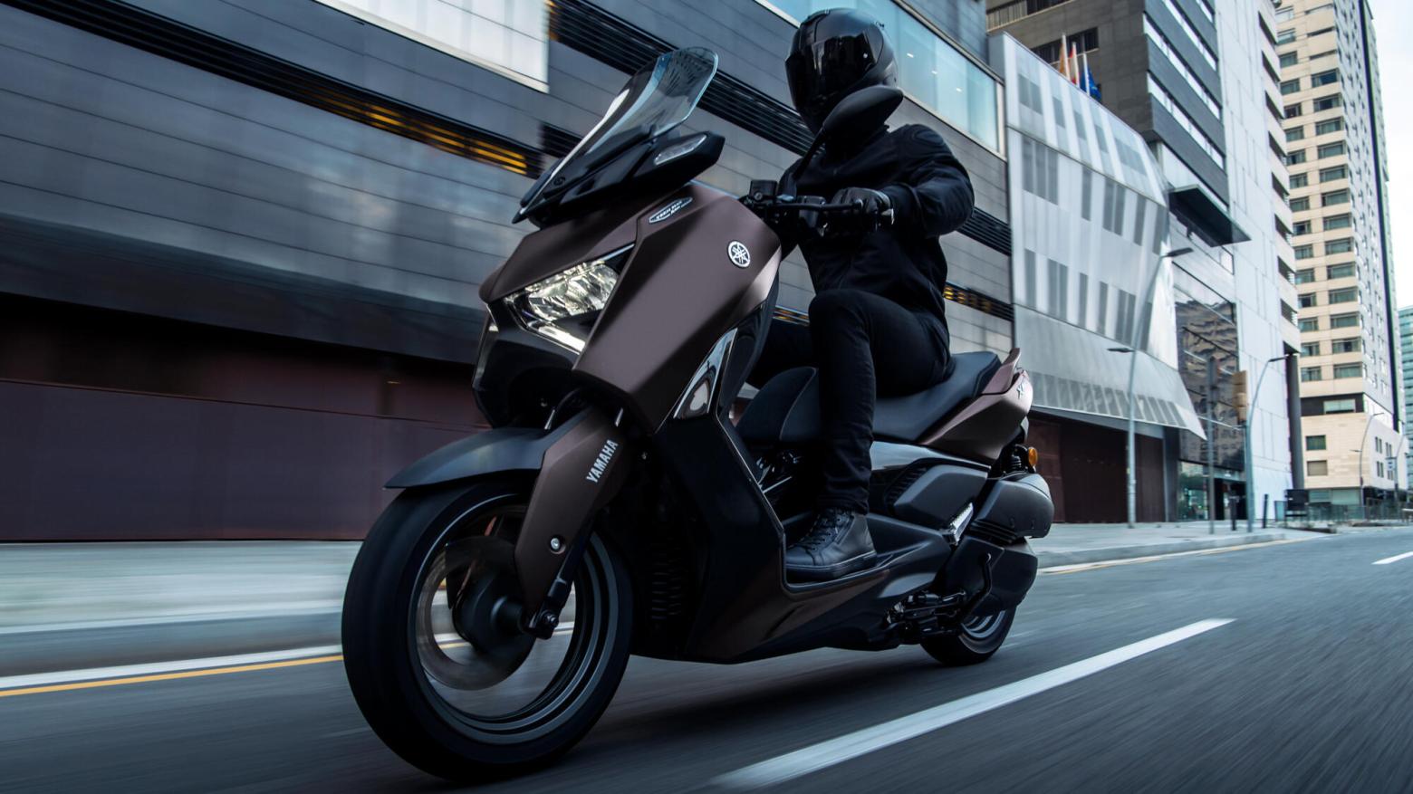 Yamaha XMAX 300 TECH MAX Motosiklet Özellikleri : Yamaha XMAX 300 TECH MAX 28hp Güç, 29nm. Tork, 170km/h Top Speed, 300cc Motor Hacmi,  Fiyat : 369000TL Fiyat, , 183kg Ağırlık, Ön : Hidrolik tek disk, Ø267 mm (ABS) Arka : Hidrolik tek disk, Ø245 mm (ABS) Fren, Ön : 120/70-15 Arka : 140/70-14