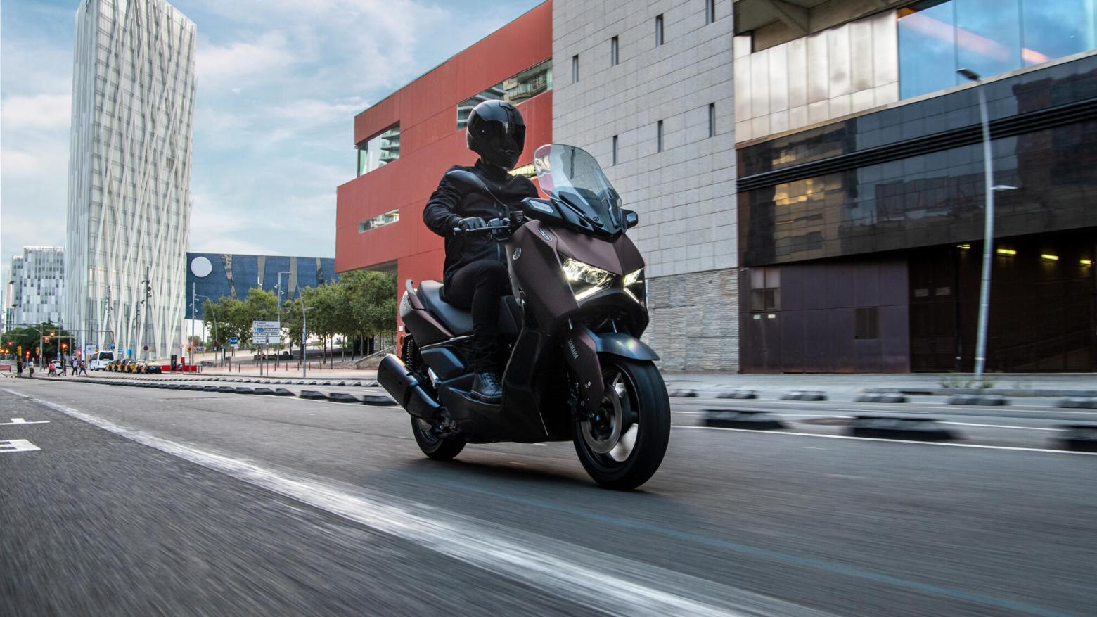 Yamaha XMAX 300 TECH MAX Motosiklet Özellikleri : Yamaha XMAX 300 TECH MAX 28hp Güç, 29nm. Tork, 170km/h Top Speed, 300cc Motor Hacmi,  Fiyat : 369000TL Fiyat, , 183kg Ağırlık, Ön : Hidrolik tek disk, Ø267 mm (ABS) Arka : Hidrolik tek disk, Ø245 mm (ABS) Fren, Ön : 120/70-15 Arka : 140/70-14