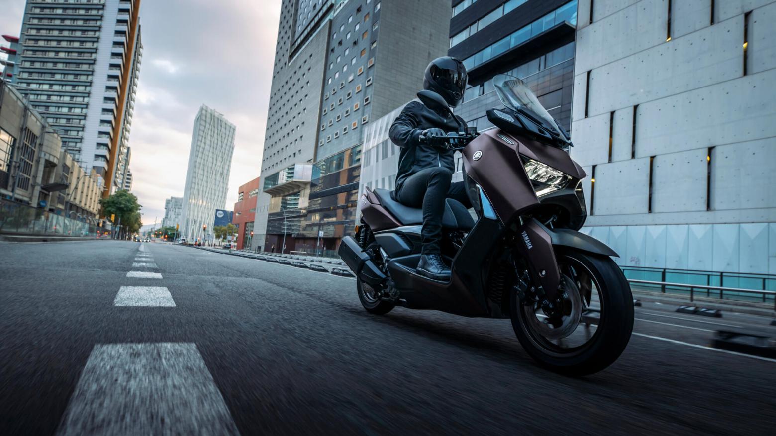Yamaha XMAX 300 TECH MAX Motosiklet Özellikleri : Yamaha XMAX 300 TECH MAX 28hp Güç, 29nm. Tork, 170km/h Top Speed, 300cc Motor Hacmi,  Fiyat : 369000TL Fiyat, , 183kg Ağırlık, Ön : Hidrolik tek disk, Ø267 mm (ABS) Arka : Hidrolik tek disk, Ø245 mm (ABS) Fren, Ön : 120/70-15 Arka : 140/70-14