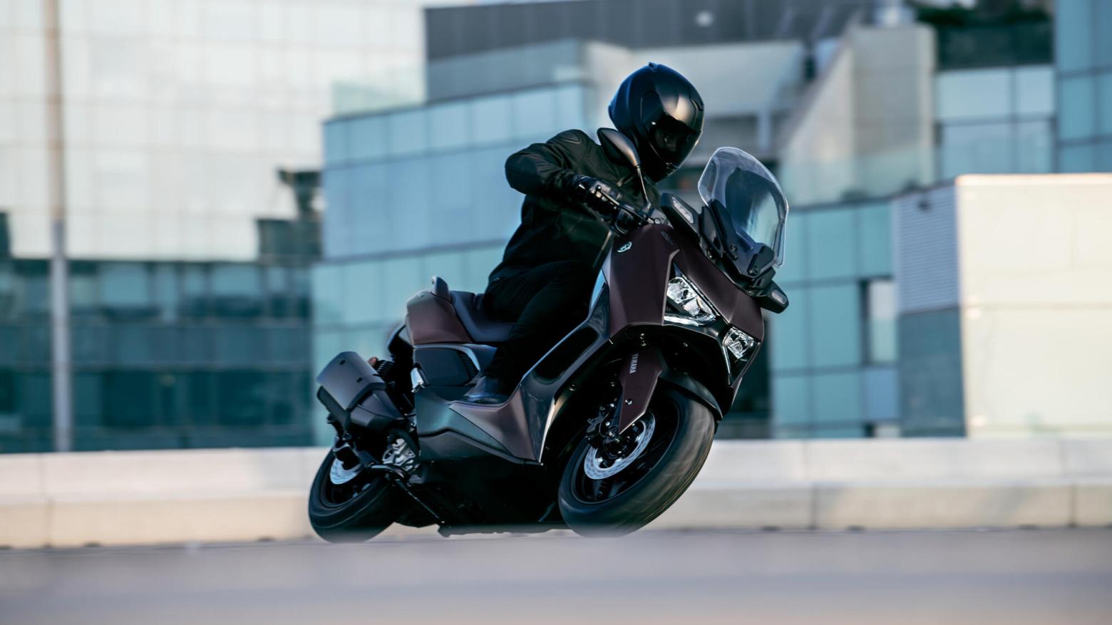 Yamaha XMAX 300 TECH MAX Motosiklet Özellikleri : Yamaha XMAX 300 TECH MAX 28hp Güç, 29nm. Tork, 170km/h Top Speed, 300cc Motor Hacmi,  Fiyat : 369000TL Fiyat, , 183kg Ağırlık, Ön : Hidrolik tek disk, Ø267 mm (ABS) Arka : Hidrolik tek disk, Ø245 mm (ABS) Fren, Ön : 120/70-15 Arka : 140/70-14