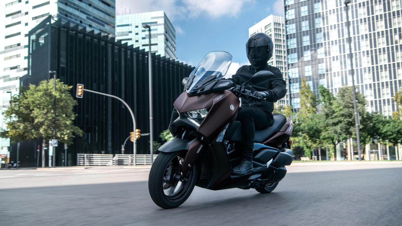Yamaha XMAX 300 TECH MAX Motosiklet Özellikleri : Yamaha XMAX 300 TECH MAX 28hp Güç, 29nm. Tork, 170km/h Top Speed, 300cc Motor Hacmi,  Fiyat : 369000TL Fiyat, , 183kg Ağırlık, Ön : Hidrolik tek disk, Ø267 mm (ABS) Arka : Hidrolik tek disk, Ø245 mm (ABS) Fren, Ön : 120/70-15 Arka : 140/70-14