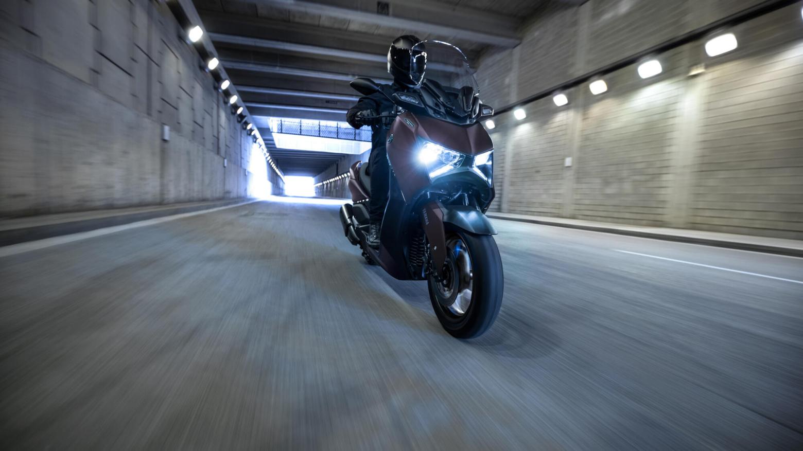 Yamaha XMAX 300 TECH MAX Motosiklet Özellikleri : Yamaha XMAX 300 TECH MAX 28hp Güç, 29nm. Tork, 170km/h Top Speed, 300cc Motor Hacmi,  Fiyat : 369000TL Fiyat, , 183kg Ağırlık, Ön : Hidrolik tek disk, Ø267 mm (ABS) Arka : Hidrolik tek disk, Ø245 mm (ABS) Fren, Ön : 120/70-15 Arka : 140/70-14