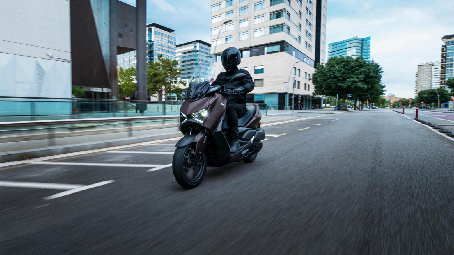 Yamaha XMAX 300 TECH MAX Motosiklet Özellikleri : Yamaha XMAX 300 TECH MAX 28hp Güç, 29nm. Tork, 170km/h Top Speed, 300cc Motor Hacmi,  Fiyat : 369000TL Fiyat, , 183kg Ağırlık, Ön : Hidrolik tek disk, Ø267 mm (ABS) Arka : Hidrolik tek disk, Ø245 mm (ABS) Fren, Ön : 120/70-15 Arka : 140/70-14