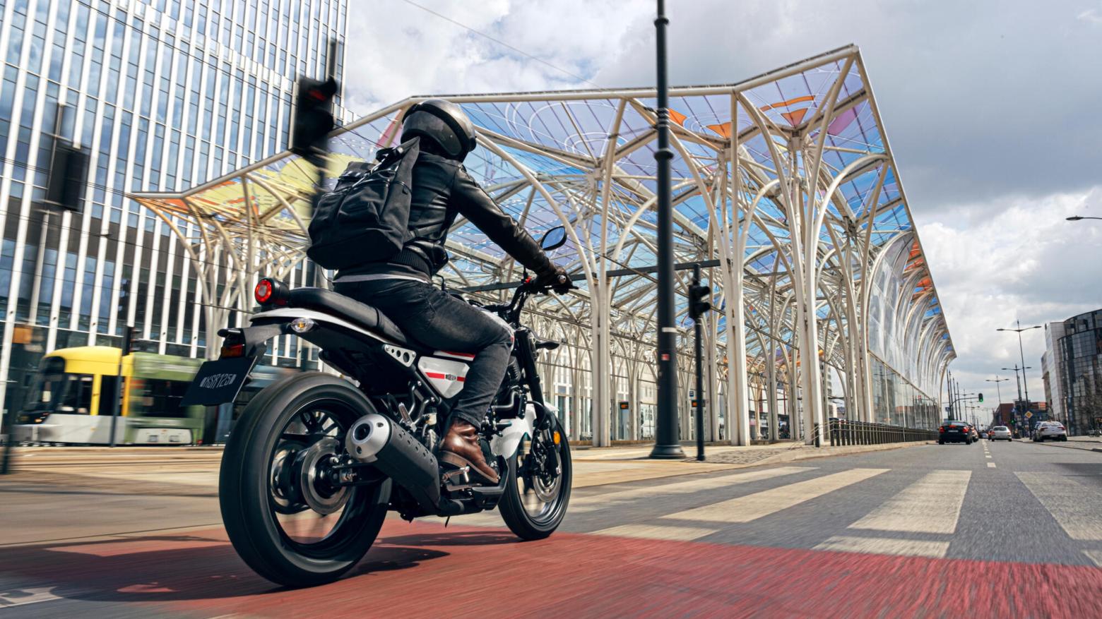 Yamaha XSR125 Motosiklet Özellikleri : Yamaha XSR125 14.7hp Güç, 11.5nm. Tork, 130km/h Top Speed, 125cc Motor Hacmi,  Fiyat : 200500TL Fiyat, , 140kg Ağırlık, Ön Arka Disk Abs Fren, 110/70-17, 140/70-17