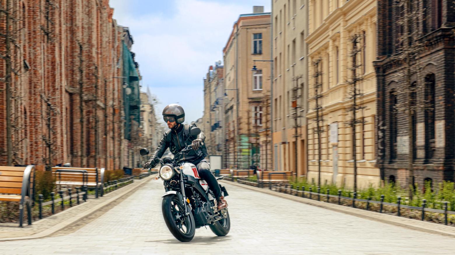 Yamaha XSR125 Motosiklet Özellikleri : Yamaha XSR125 14.7hp Güç, 11.5nm. Tork, 130km/h Top Speed, 125cc Motor Hacmi,  Fiyat : 200500TL Fiyat, , 140kg Ağırlık, Ön Arka Disk Abs Fren, 110/70-17, 140/70-17