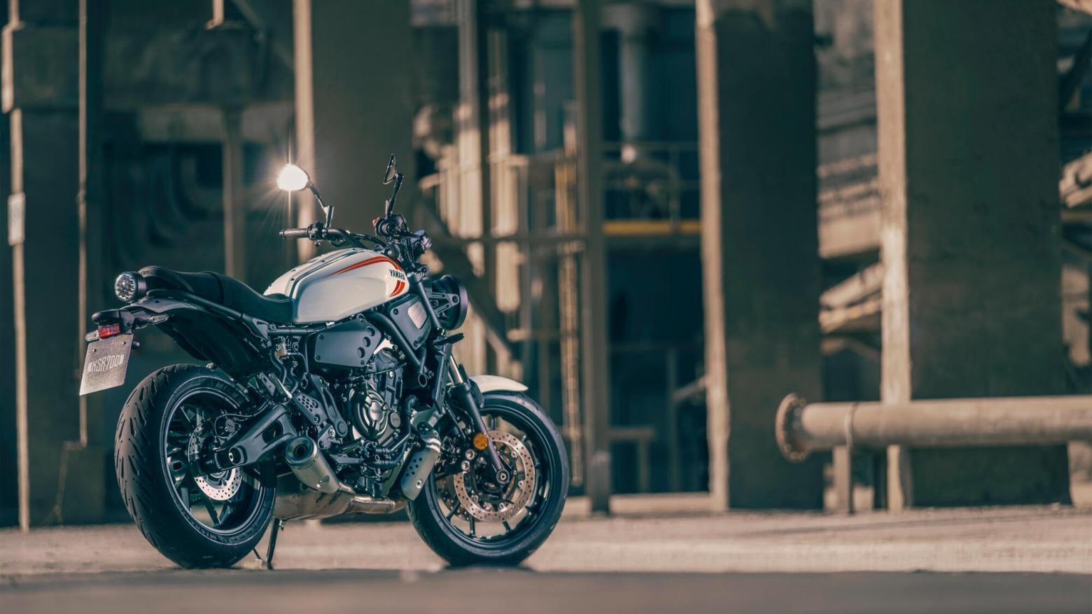 YAMAHA XSR700 Motosiklet Özellikleri : YAMAHA XSR700 73.4hp Güç, 67nm. Tork, 220km/h Top Speed, 700cc Motor Hacmi,  Fiyat : 429000TL Fiyat, , 188kg Ağırlık, Ön Çift hidrolik disk, 282 mm; ABS, Arka Hidrolik disk, 245 mm; ABS'ler Fren, Ön 120/70ZR17, Arka 180/55ZR17 Michelin® Road 5