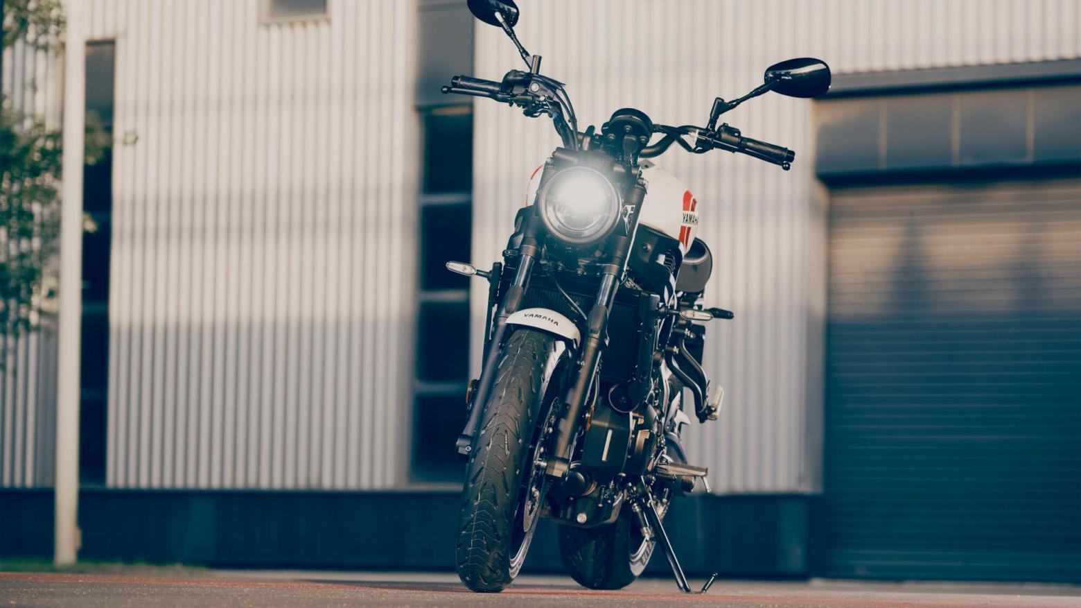 YAMAHA XSR700 Motosiklet Özellikleri : YAMAHA XSR700 73.4hp Güç, 67nm. Tork, 220km/h Top Speed, 700cc Motor Hacmi,  Fiyat : 429000TL Fiyat, , 188kg Ağırlık, Ön Çift hidrolik disk, 282 mm; ABS, Arka Hidrolik disk, 245 mm; ABS'ler Fren, Ön 120/70ZR17, Arka 180/55ZR17 Michelin® Road 5