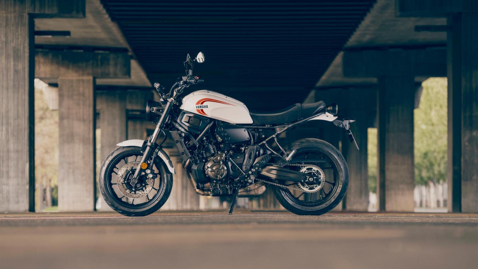 YAMAHA XSR700 Motosiklet Özellikleri : YAMAHA XSR700 73.4hp Güç, 67nm. Tork, 220km/h Top Speed, 700cc Motor Hacmi,  Fiyat : 429000TL Fiyat, , 188kg Ağırlık, Ön Çift hidrolik disk, 282 mm; ABS, Arka Hidrolik disk, 245 mm; ABS'ler Fren, Ön 120/70ZR17, Arka 180/55ZR17 Michelin® Road 5