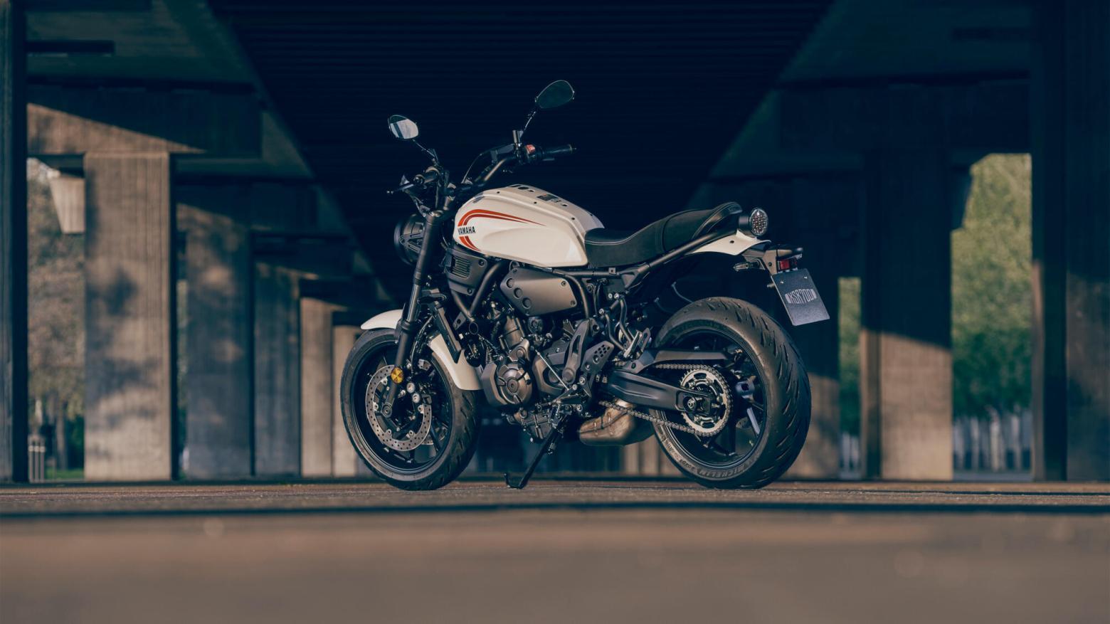 YAMAHA XSR700 Motosiklet Özellikleri : YAMAHA XSR700 73.4hp Güç, 67nm. Tork, 220km/h Top Speed, 700cc Motor Hacmi,  Fiyat : 429000TL Fiyat, , 188kg Ağırlık, Ön Çift hidrolik disk, 282 mm; ABS, Arka Hidrolik disk, 245 mm; ABS'ler Fren, Ön 120/70ZR17, Arka 180/55ZR17 Michelin® Road 5
