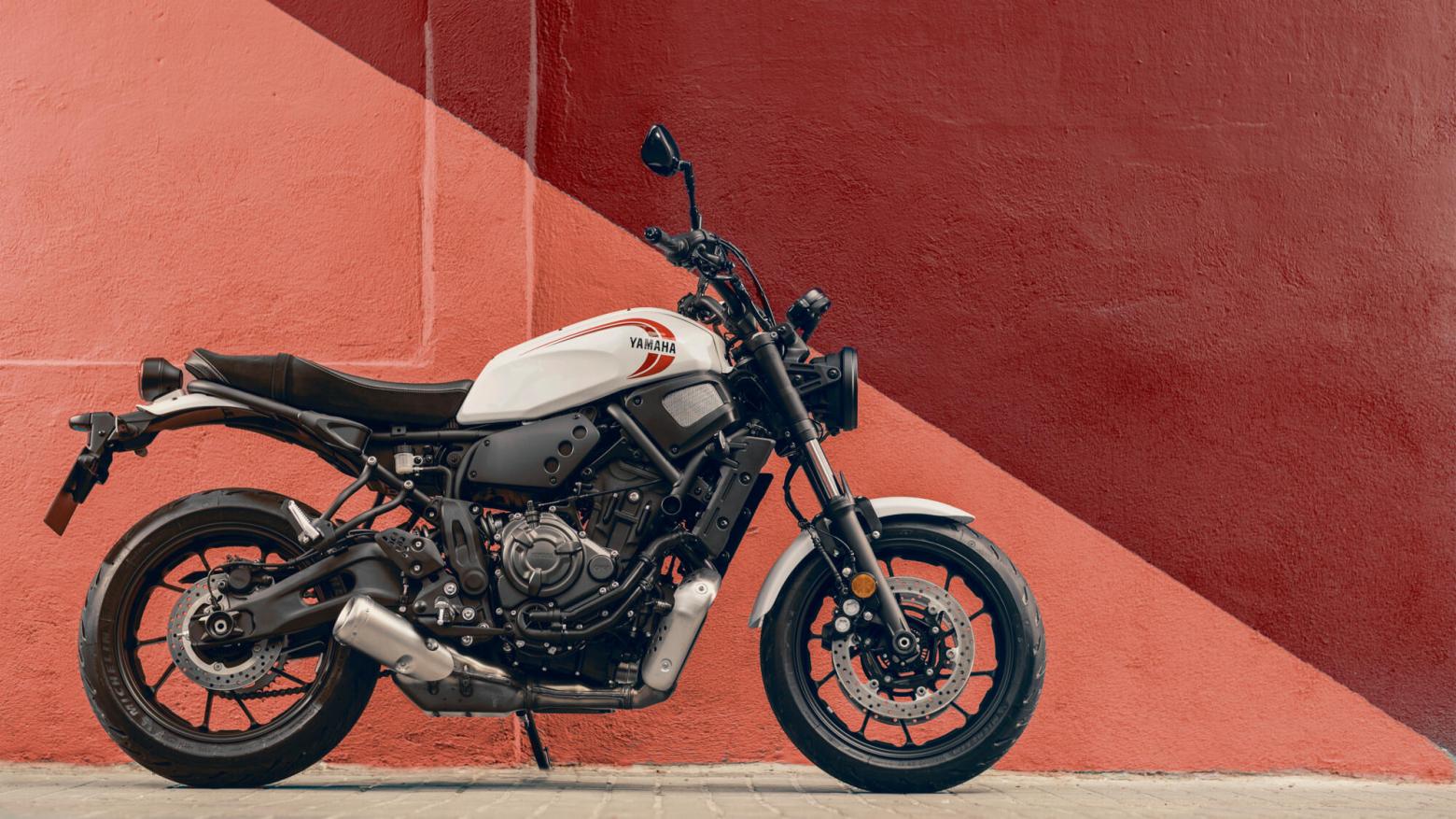 YAMAHA XSR700 Motosiklet Özellikleri : YAMAHA XSR700 73.4hp Güç, 67nm. Tork, 220km/h Top Speed, 700cc Motor Hacmi,  Fiyat : 429000TL Fiyat, , 188kg Ağırlık, Ön Çift hidrolik disk, 282 mm; ABS, Arka Hidrolik disk, 245 mm; ABS'ler Fren, Ön 120/70ZR17, Arka 180/55ZR17 Michelin® Road 5