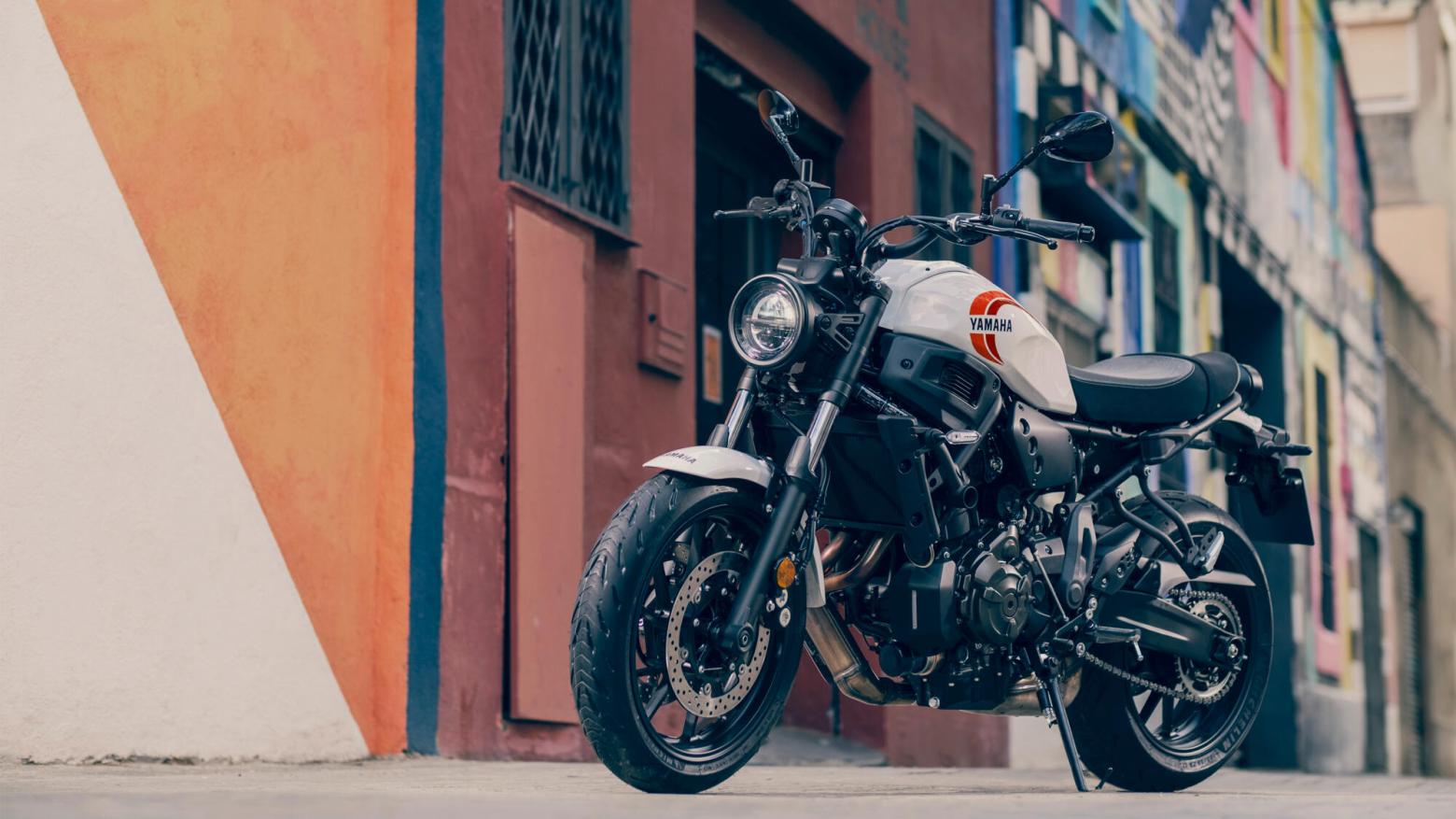 YAMAHA XSR700 Motosiklet Özellikleri : YAMAHA XSR700 73.4hp Güç, 67nm. Tork, 220km/h Top Speed, 700cc Motor Hacmi,  Fiyat : 429000TL Fiyat, , 188kg Ağırlık, Ön Çift hidrolik disk, 282 mm; ABS, Arka Hidrolik disk, 245 mm; ABS'ler Fren, Ön 120/70ZR17, Arka 180/55ZR17 Michelin® Road 5