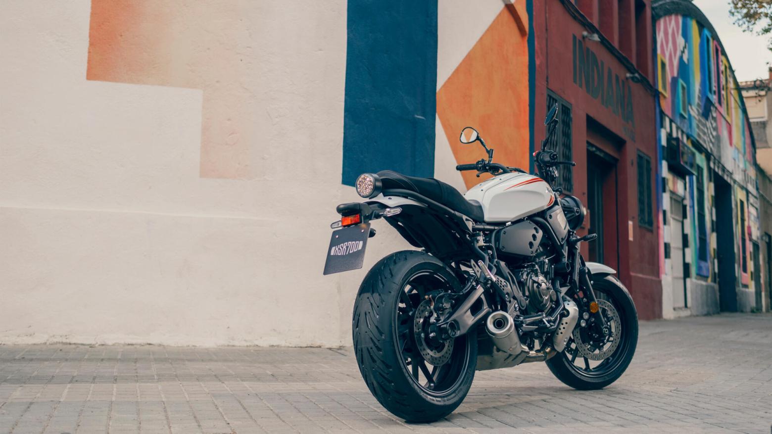 YAMAHA XSR700 Motosiklet Özellikleri : YAMAHA XSR700 73.4hp Güç, 67nm. Tork, 220km/h Top Speed, 700cc Motor Hacmi,  Fiyat : 429000TL Fiyat, , 188kg Ağırlık, Ön Çift hidrolik disk, 282 mm; ABS, Arka Hidrolik disk, 245 mm; ABS'ler Fren, Ön 120/70ZR17, Arka 180/55ZR17 Michelin® Road 5