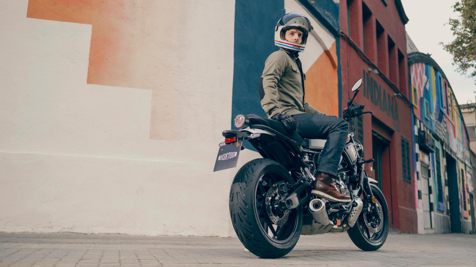 YAMAHA XSR700 Motosiklet Özellikleri : YAMAHA XSR700 73.4hp Güç, 67nm. Tork, 220km/h Top Speed, 700cc Motor Hacmi,  Fiyat : 429000TL Fiyat, , 188kg Ağırlık, Ön Çift hidrolik disk, 282 mm; ABS, Arka Hidrolik disk, 245 mm; ABS'ler Fren, Ön 120/70ZR17, Arka 180/55ZR17 Michelin® Road 5