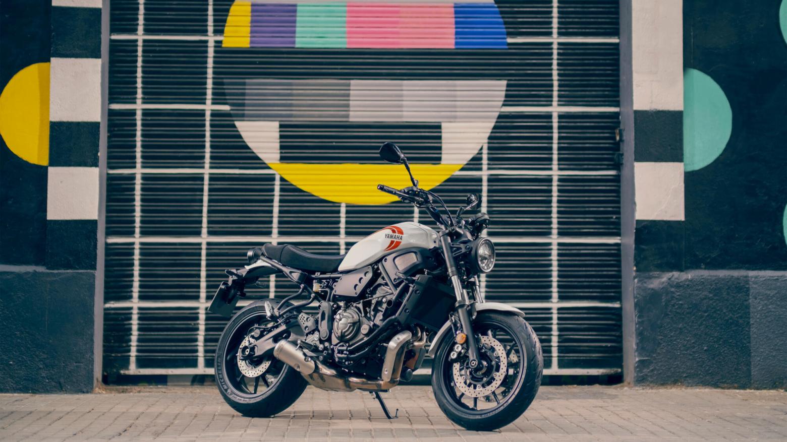 YAMAHA XSR700 Motosiklet Özellikleri : YAMAHA XSR700 73.4hp Güç, 67nm. Tork, 220km/h Top Speed, 700cc Motor Hacmi,  Fiyat : 429000TL Fiyat, , 188kg Ağırlık, Ön Çift hidrolik disk, 282 mm; ABS, Arka Hidrolik disk, 245 mm; ABS'ler Fren, Ön 120/70ZR17, Arka 180/55ZR17 Michelin® Road 5