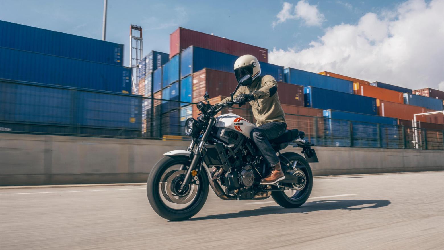 YAMAHA XSR700 Motosiklet Özellikleri : YAMAHA XSR700 73.4hp Güç, 67nm. Tork, 220km/h Top Speed, 700cc Motor Hacmi,  Fiyat : 429000TL Fiyat, , 188kg Ağırlık, Ön Çift hidrolik disk, 282 mm; ABS, Arka Hidrolik disk, 245 mm; ABS'ler Fren, Ön 120/70ZR17, Arka 180/55ZR17 Michelin® Road 5