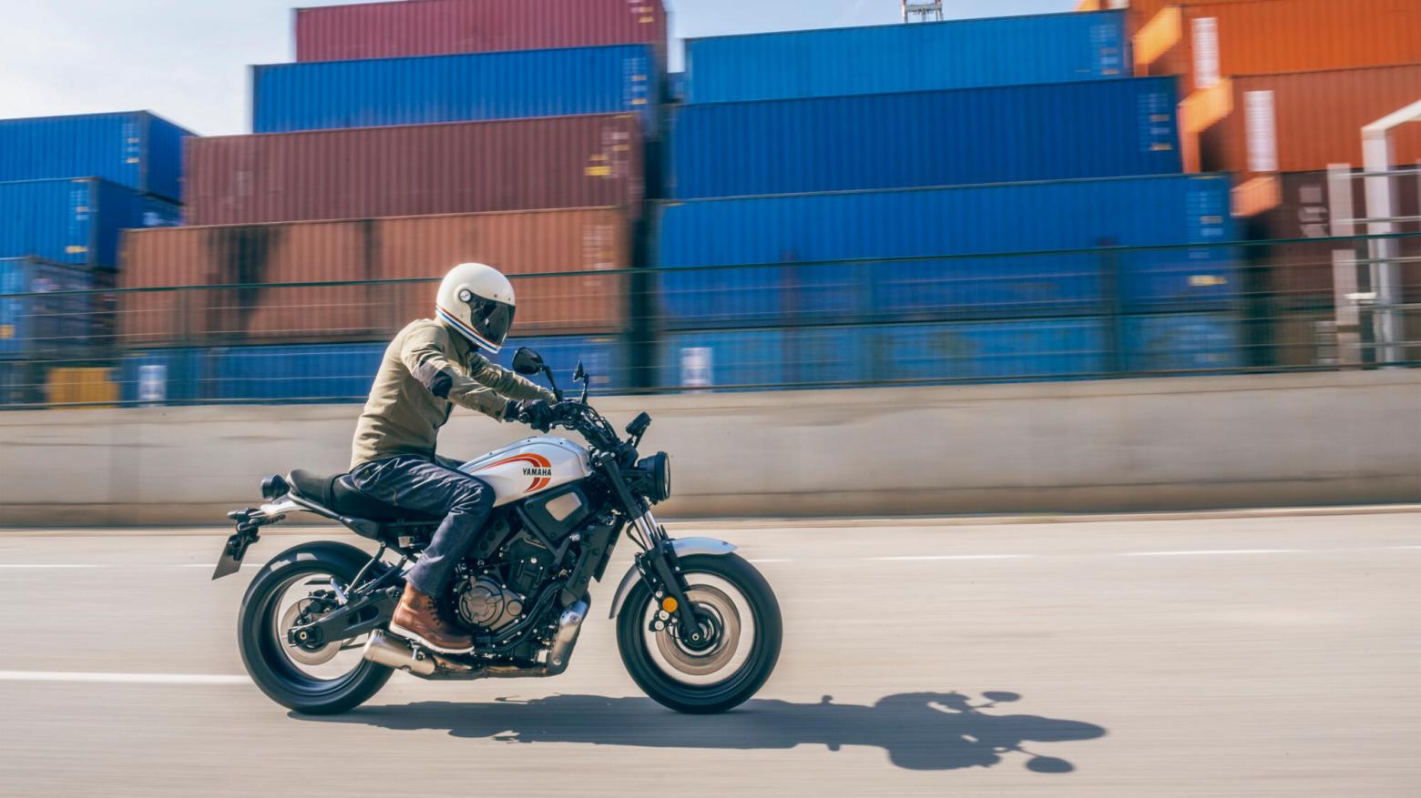 YAMAHA XSR700 Motosiklet Özellikleri : YAMAHA XSR700 73.4hp Güç, 67nm. Tork, 220km/h Top Speed, 700cc Motor Hacmi,  Fiyat : 429000TL Fiyat, , 188kg Ağırlık, Ön Çift hidrolik disk, 282 mm; ABS, Arka Hidrolik disk, 245 mm; ABS'ler Fren, Ön 120/70ZR17, Arka 180/55ZR17 Michelin® Road 5