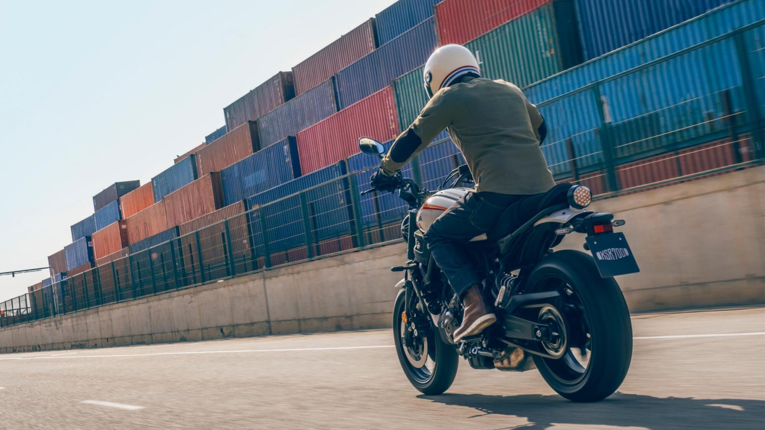 YAMAHA XSR700 Motosiklet Özellikleri : YAMAHA XSR700 73.4hp Güç, 67nm. Tork, 220km/h Top Speed, 700cc Motor Hacmi,  Fiyat : 429000TL Fiyat, , 188kg Ağırlık, Ön Çift hidrolik disk, 282 mm; ABS, Arka Hidrolik disk, 245 mm; ABS'ler Fren, Ön 120/70ZR17, Arka 180/55ZR17 Michelin® Road 5