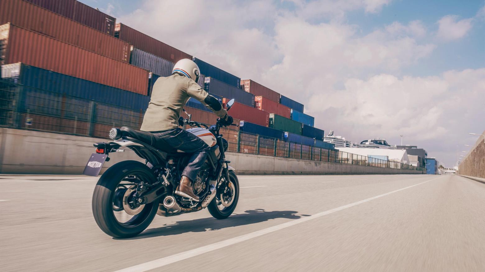 YAMAHA XSR700 Motosiklet Özellikleri : YAMAHA XSR700 73.4hp Güç, 67nm. Tork, 220km/h Top Speed, 700cc Motor Hacmi,  Fiyat : 429000TL Fiyat, , 188kg Ağırlık, Ön Çift hidrolik disk, 282 mm; ABS, Arka Hidrolik disk, 245 mm; ABS'ler Fren, Ön 120/70ZR17, Arka 180/55ZR17 Michelin® Road 5
