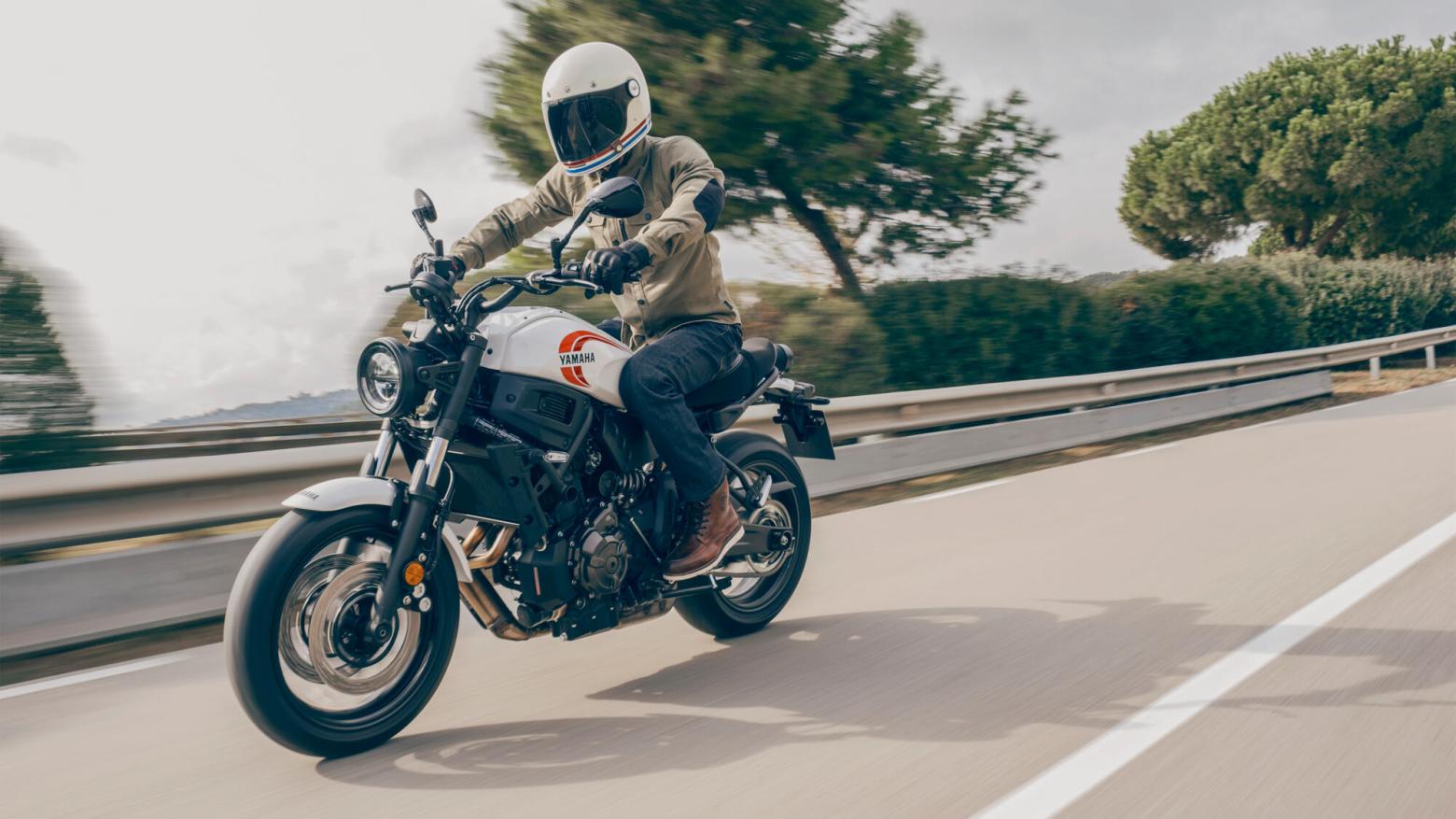 YAMAHA XSR700 Motosiklet Özellikleri : YAMAHA XSR700 73.4hp Güç, 67nm. Tork, 220km/h Top Speed, 700cc Motor Hacmi,  Fiyat : 429000TL Fiyat, , 188kg Ağırlık, Ön Çift hidrolik disk, 282 mm; ABS, Arka Hidrolik disk, 245 mm; ABS'ler Fren, Ön 120/70ZR17, Arka 180/55ZR17 Michelin® Road 5