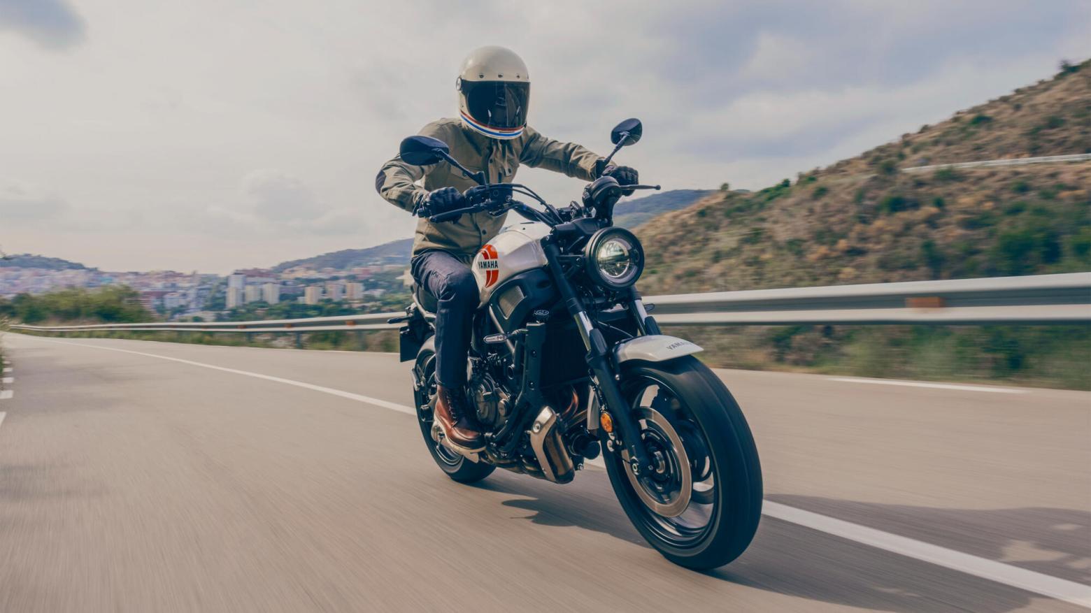 YAMAHA XSR700 Motosiklet Özellikleri : YAMAHA XSR700 73.4hp Güç, 67nm. Tork, 220km/h Top Speed, 700cc Motor Hacmi,  Fiyat : 429000TL Fiyat, , 188kg Ağırlık, Ön Çift hidrolik disk, 282 mm; ABS, Arka Hidrolik disk, 245 mm; ABS'ler Fren, Ön 120/70ZR17, Arka 180/55ZR17 Michelin® Road 5