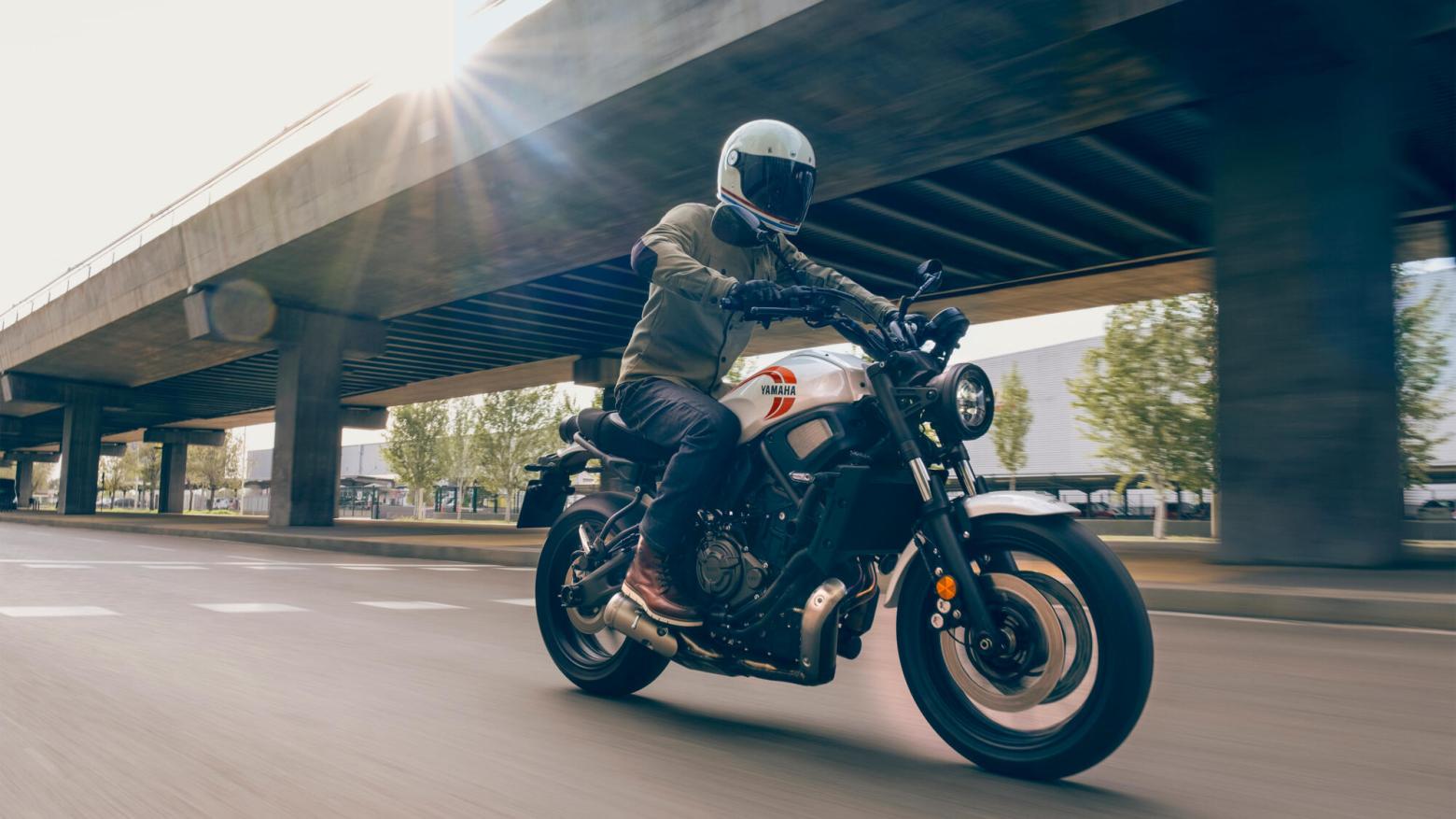 YAMAHA XSR700 Motosiklet Özellikleri : YAMAHA XSR700 73.4hp Güç, 67nm. Tork, 220km/h Top Speed, 700cc Motor Hacmi,  Fiyat : 429000TL Fiyat, , 188kg Ağırlık, Ön Çift hidrolik disk, 282 mm; ABS, Arka Hidrolik disk, 245 mm; ABS'ler Fren, Ön 120/70ZR17, Arka 180/55ZR17 Michelin® Road 5