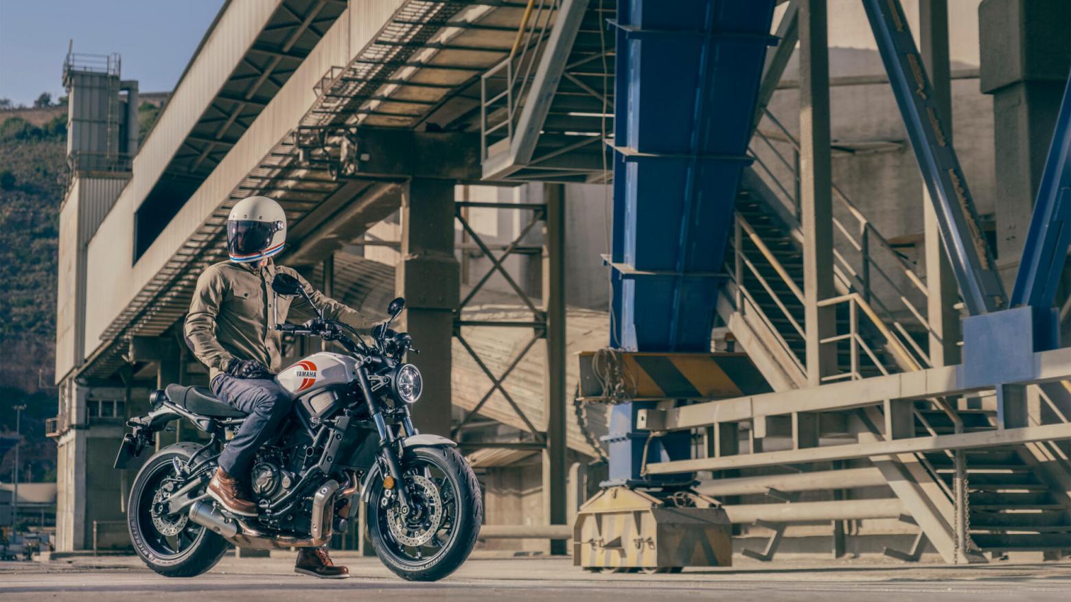 YAMAHA XSR700 Motosiklet Özellikleri : YAMAHA XSR700 73.4hp Güç, 67nm. Tork, 220km/h Top Speed, 700cc Motor Hacmi,  Fiyat : 429000TL Fiyat, , 188kg Ağırlık, Ön Çift hidrolik disk, 282 mm; ABS, Arka Hidrolik disk, 245 mm; ABS'ler Fren, Ön 120/70ZR17, Arka 180/55ZR17 Michelin® Road 5