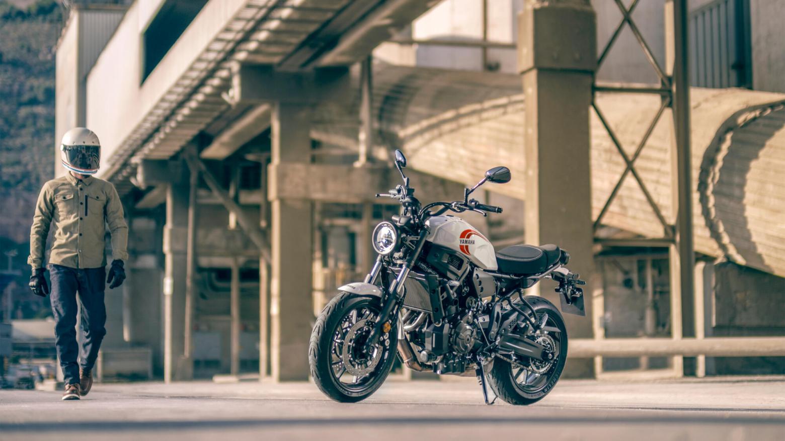 YAMAHA XSR700 Motosiklet Özellikleri : YAMAHA XSR700 73.4hp Güç, 67nm. Tork, 220km/h Top Speed, 700cc Motor Hacmi,  Fiyat : 429000TL Fiyat, , 188kg Ağırlık, Ön Çift hidrolik disk, 282 mm; ABS, Arka Hidrolik disk, 245 mm; ABS'ler Fren, Ön 120/70ZR17, Arka 180/55ZR17 Michelin® Road 5