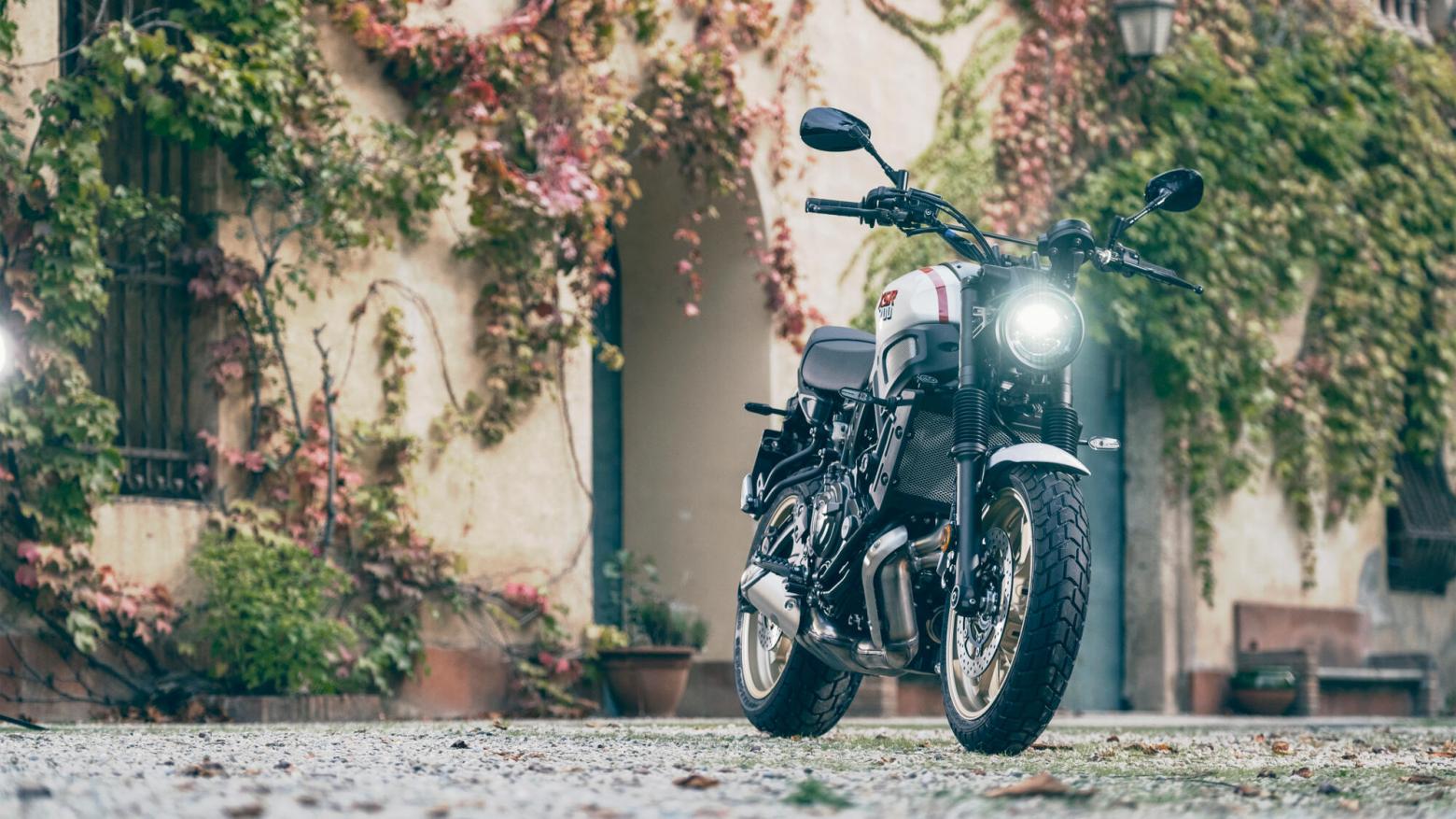 Yamaha XSR700 XTribute Motosiklet Özellikleri : Yamaha XSR700 XTribute 72.4hp Güç, 67nm. Tork, 215km/h Top Speed, 700cc Motor Hacmi,  Fiyat : 465000TL Fiyat, , 190kg Ağırlık, Ön Arka Disk Abs Fren, 120/70 ZR 17M/C(58W) Tubeless, 180/55 ZR 17M/C(73W) Tubeless