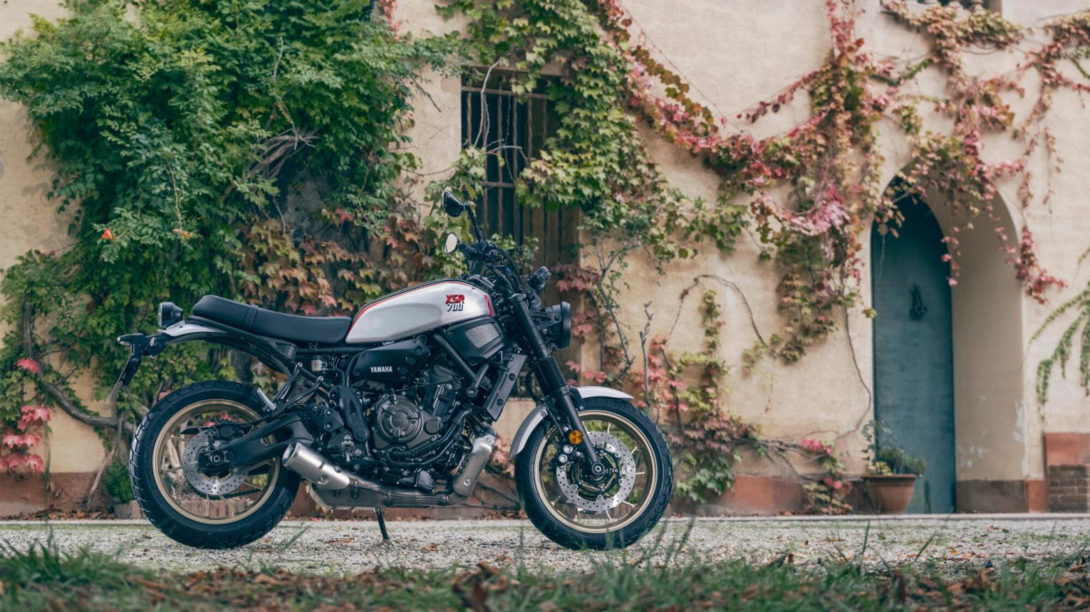 Yamaha XSR700 XTribute Motosiklet Özellikleri : Yamaha XSR700 XTribute 72.4hp Güç, 67nm. Tork, 215km/h Top Speed, 700cc Motor Hacmi,  Fiyat : 465000TL Fiyat, , 190kg Ağırlık, Ön Arka Disk Abs Fren, 120/70 ZR 17M/C(58W) Tubeless, 180/55 ZR 17M/C(73W) Tubeless