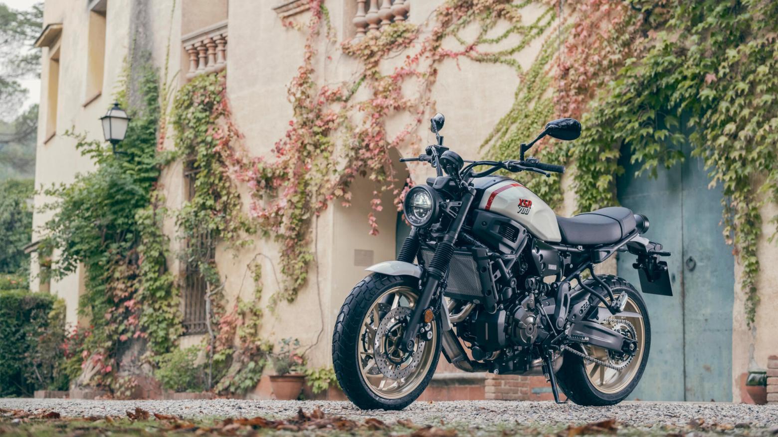 Yamaha XSR700 XTribute Motosiklet Özellikleri : Yamaha XSR700 XTribute 72.4hp Güç, 67nm. Tork, 215km/h Top Speed, 700cc Motor Hacmi,  Fiyat : 465000TL Fiyat, , 190kg Ağırlık, Ön Arka Disk Abs Fren, 120/70 ZR 17M/C(58W) Tubeless, 180/55 ZR 17M/C(73W) Tubeless