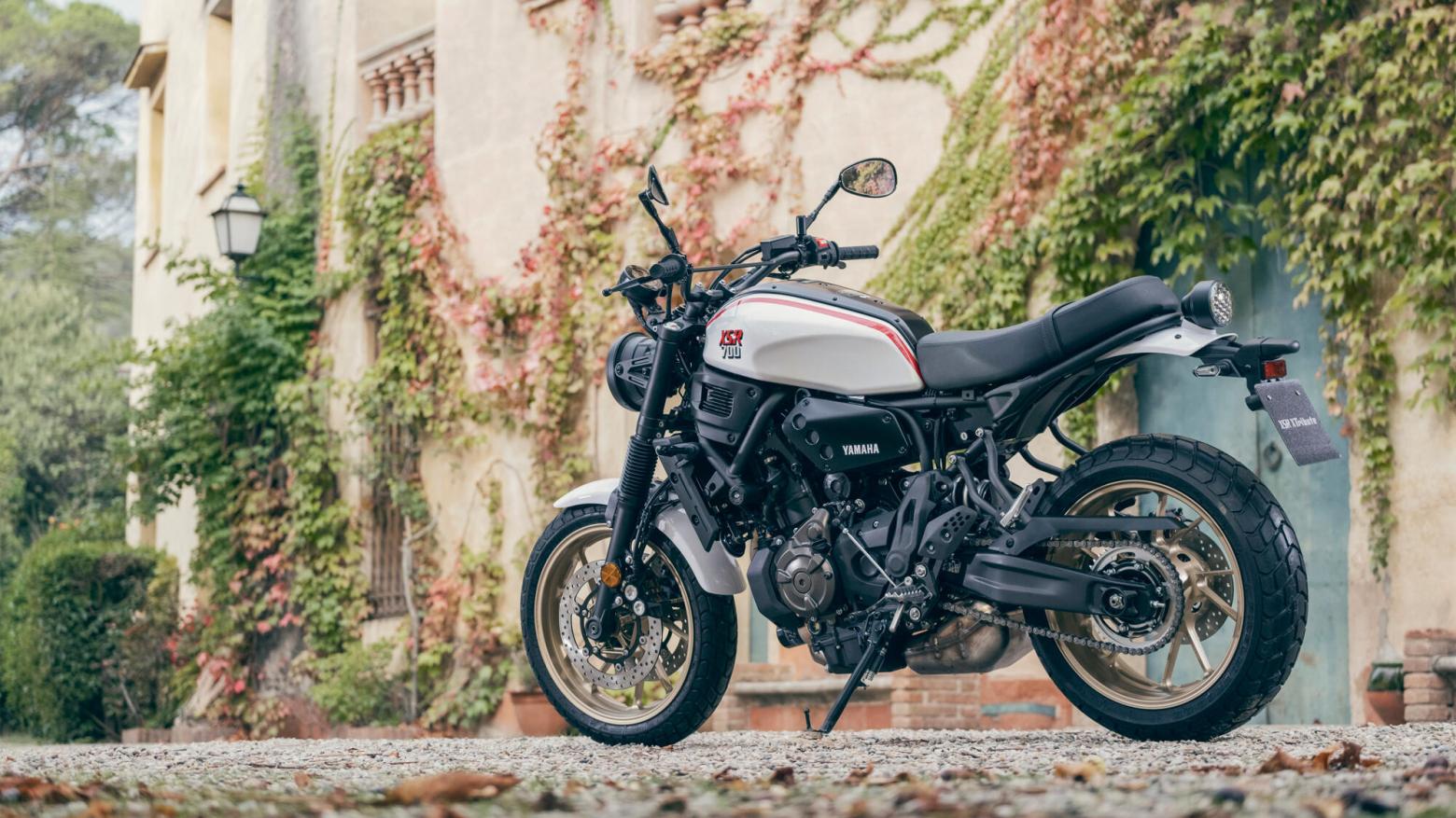 Yamaha XSR700 XTribute Motosiklet Özellikleri : Yamaha XSR700 XTribute 72.4hp Güç, 67nm. Tork, 215km/h Top Speed, 700cc Motor Hacmi,  Fiyat : 465000TL Fiyat, , 190kg Ağırlık, Ön Arka Disk Abs Fren, 120/70 ZR 17M/C(58W) Tubeless, 180/55 ZR 17M/C(73W) Tubeless