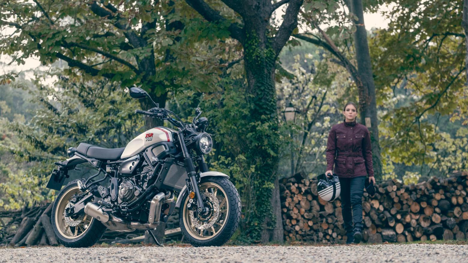 Yamaha XSR700 XTribute Motosiklet Özellikleri : Yamaha XSR700 XTribute 72.4hp Güç, 67nm. Tork, 215km/h Top Speed, 700cc Motor Hacmi,  Fiyat : 465000TL Fiyat, , 190kg Ağırlık, Ön Arka Disk Abs Fren, 120/70 ZR 17M/C(58W) Tubeless, 180/55 ZR 17M/C(73W) Tubeless
