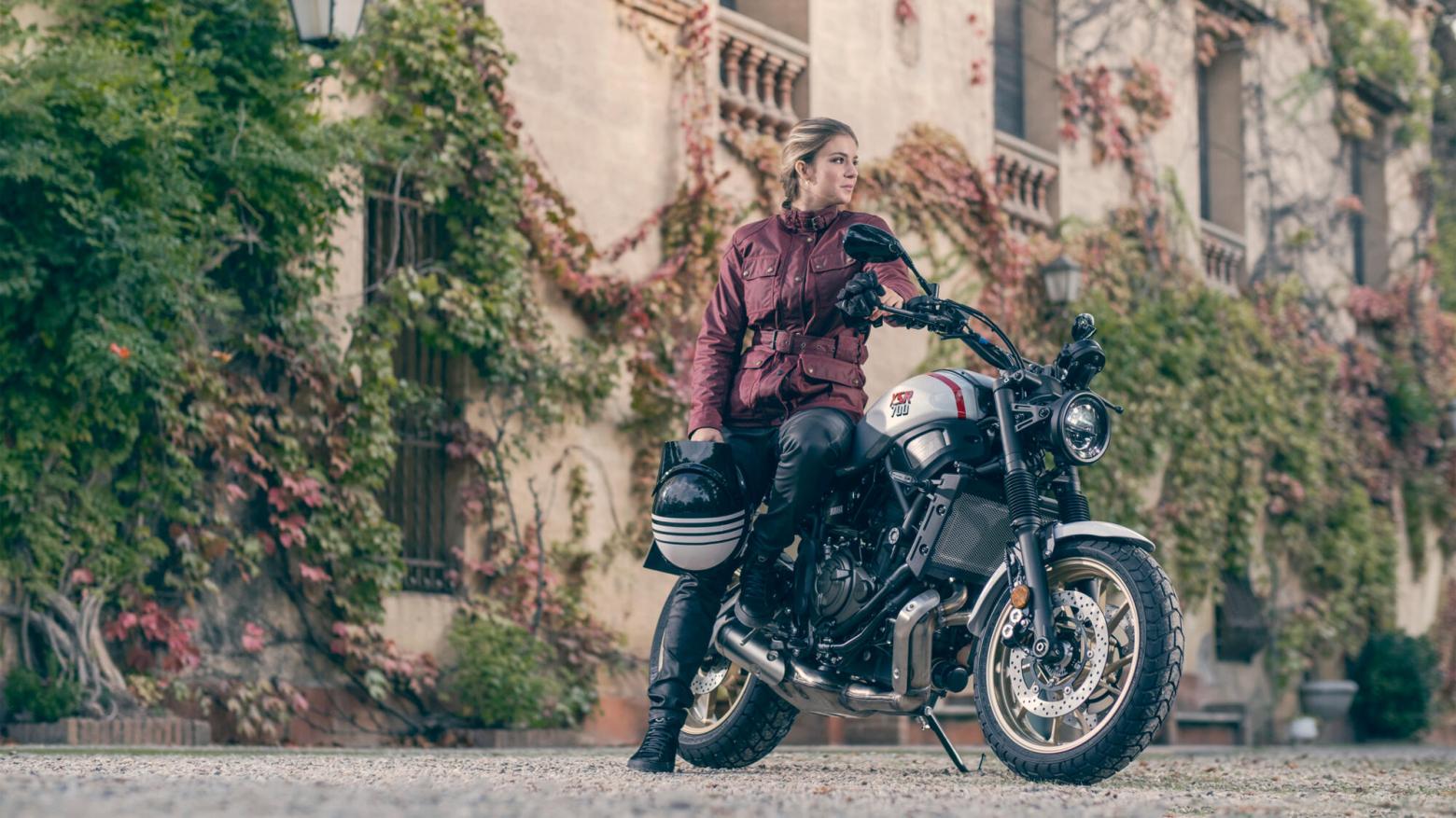 Yamaha XSR700 XTribute Motosiklet Özellikleri : Yamaha XSR700 XTribute 72.4hp Güç, 67nm. Tork, 215km/h Top Speed, 700cc Motor Hacmi,  Fiyat : 465000TL Fiyat, , 190kg Ağırlık, Ön Arka Disk Abs Fren, 120/70 ZR 17M/C(58W) Tubeless, 180/55 ZR 17M/C(73W) Tubeless