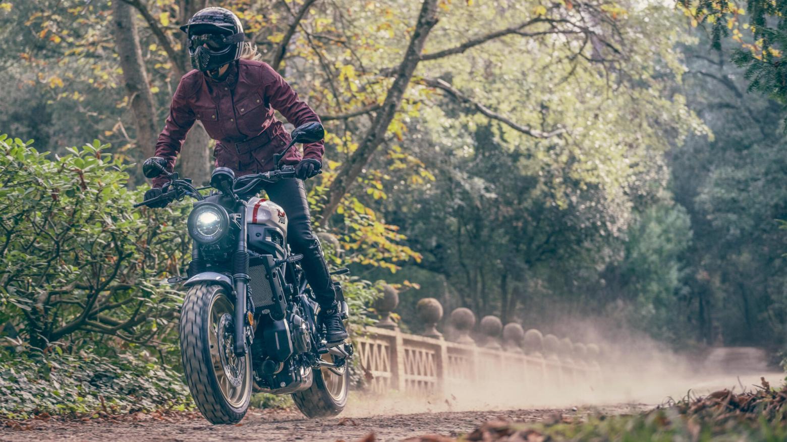 Yamaha XSR700 XTribute Motosiklet Özellikleri : Yamaha XSR700 XTribute 72.4hp Güç, 67nm. Tork, 215km/h Top Speed, 700cc Motor Hacmi,  Fiyat : 465000TL Fiyat, , 190kg Ağırlık, Ön Arka Disk Abs Fren, 120/70 ZR 17M/C(58W) Tubeless, 180/55 ZR 17M/C(73W) Tubeless