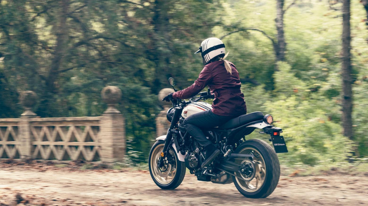 Yamaha XSR700 XTribute Motosiklet Özellikleri : Yamaha XSR700 XTribute 72.4hp Güç, 67nm. Tork, 215km/h Top Speed, 700cc Motor Hacmi,  Fiyat : 465000TL Fiyat, , 190kg Ağırlık, Ön Arka Disk Abs Fren, 120/70 ZR 17M/C(58W) Tubeless, 180/55 ZR 17M/C(73W) Tubeless