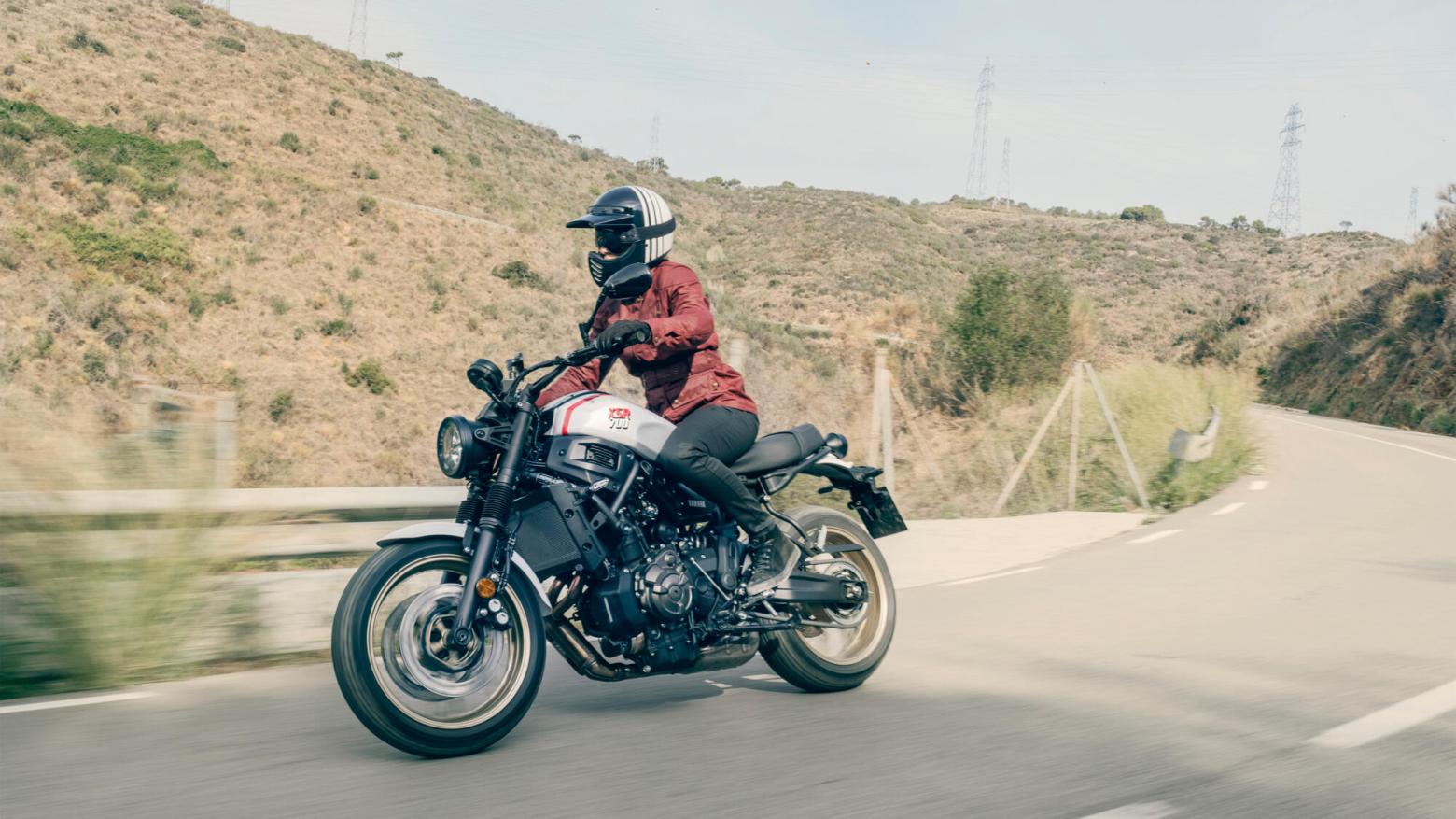 Yamaha XSR700 XTribute Motosiklet Özellikleri : Yamaha XSR700 XTribute 72.4hp Güç, 67nm. Tork, 215km/h Top Speed, 700cc Motor Hacmi,  Fiyat : 465000TL Fiyat, , 190kg Ağırlık, Ön Arka Disk Abs Fren, 120/70 ZR 17M/C(58W) Tubeless, 180/55 ZR 17M/C(73W) Tubeless