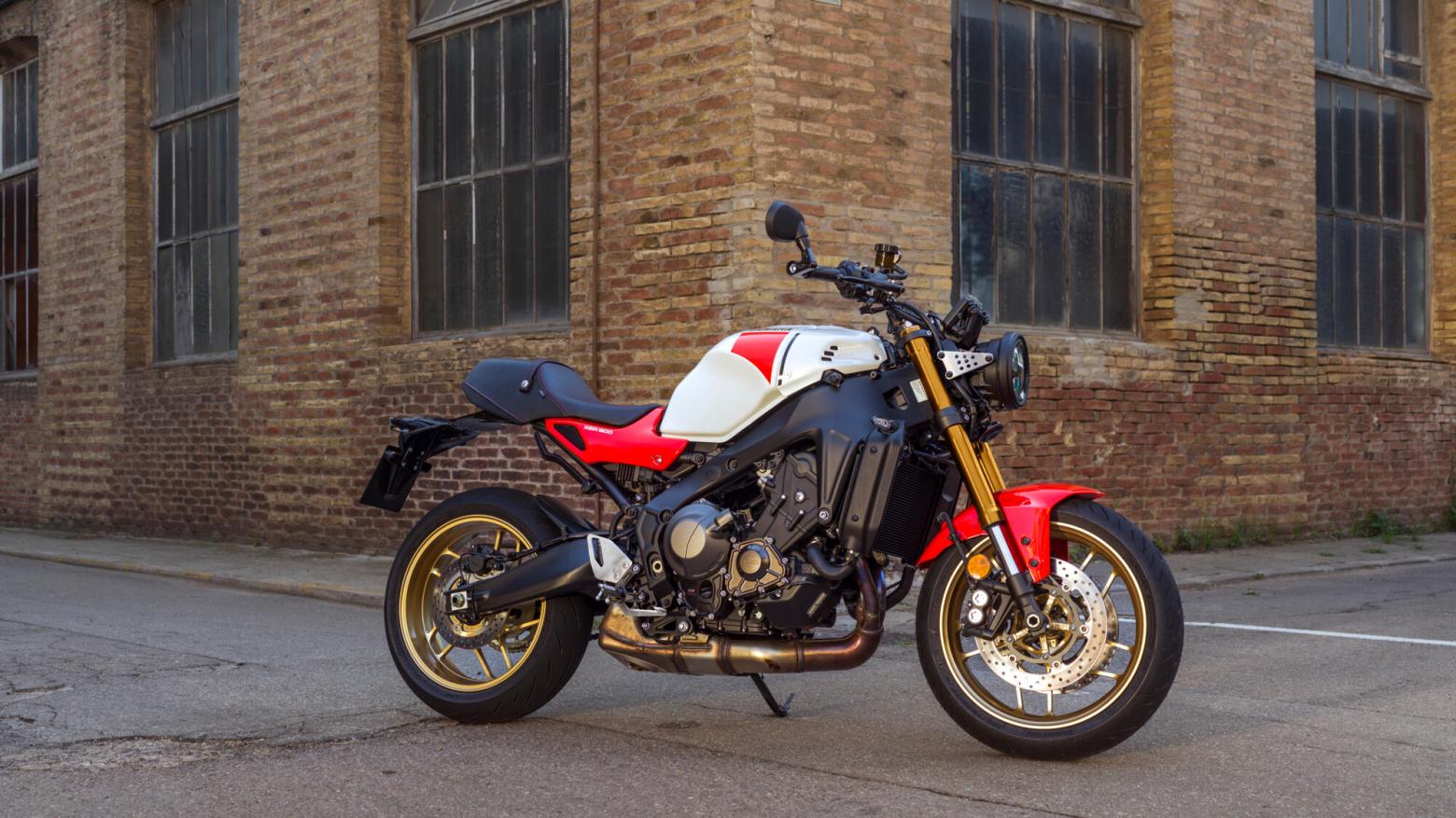 YAMAHA XSR900 Motosiklet Özellikleri : YAMAHA XSR900 119hp Güç, 93nm. Tork, 250km/h Top Speed, 900cc Motor Hacmi,  Fiyat : 581500TL Fiyat, , 193kg Ağırlık, Ön 298 mm çift hidrolik diskler; ABS, Arka 245mm tek hidrolik disk; ABS'ler Fren, Ön 120/70ZR17M/C (58W) Tüpsüz, Arka 180/55ZR17M/C (73W) Tüpsüz (Bridgestone® Battlax Hypersport S22)