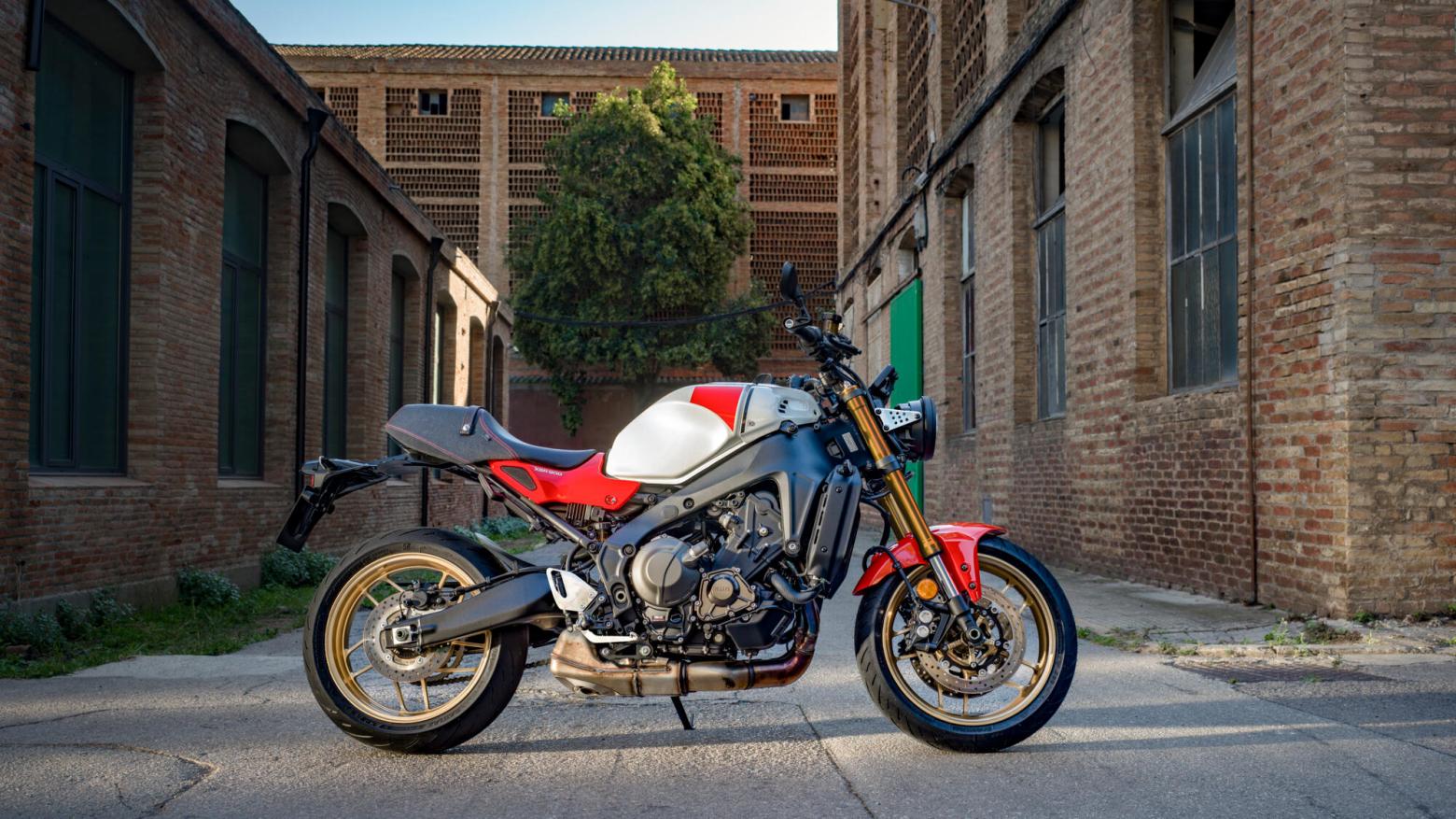 YAMAHA XSR900 Motosiklet Özellikleri : YAMAHA XSR900 119hp Güç, 93nm. Tork, 250km/h Top Speed, 900cc Motor Hacmi,  Fiyat : 581500TL Fiyat, , 193kg Ağırlık, Ön 298 mm çift hidrolik diskler; ABS, Arka 245mm tek hidrolik disk; ABS'ler Fren, Ön 120/70ZR17M/C (58W) Tüpsüz, Arka 180/55ZR17M/C (73W) Tüpsüz (Bridgestone® Battlax Hypersport S22)