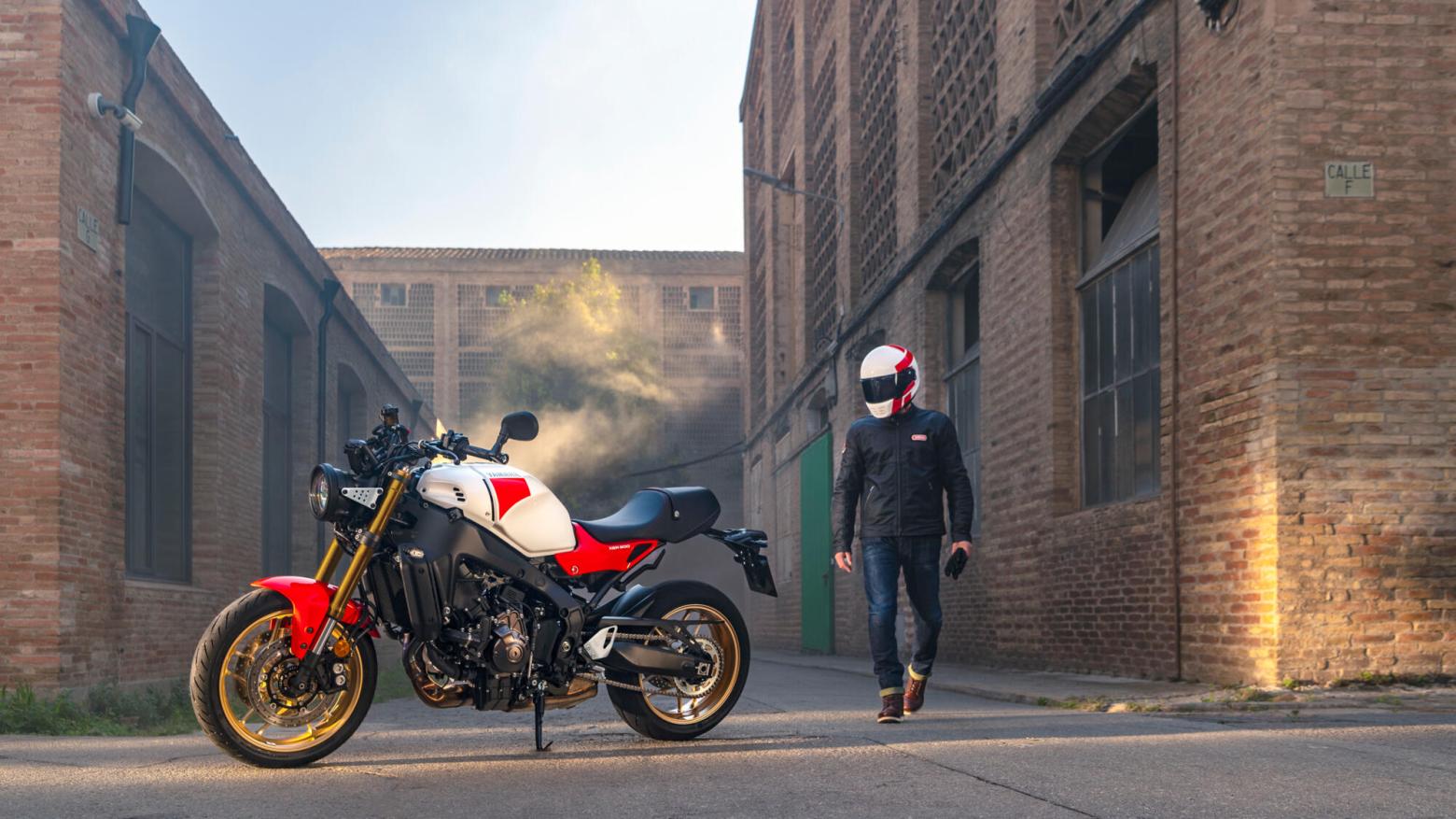 YAMAHA XSR900 Motosiklet Özellikleri : YAMAHA XSR900 119hp Güç, 93nm. Tork, 250km/h Top Speed, 900cc Motor Hacmi,  Fiyat : 581500TL Fiyat, , 193kg Ağırlık, Ön 298 mm çift hidrolik diskler; ABS, Arka 245mm tek hidrolik disk; ABS'ler Fren, Ön 120/70ZR17M/C (58W) Tüpsüz, Arka 180/55ZR17M/C (73W) Tüpsüz (Bridgestone® Battlax Hypersport S22)