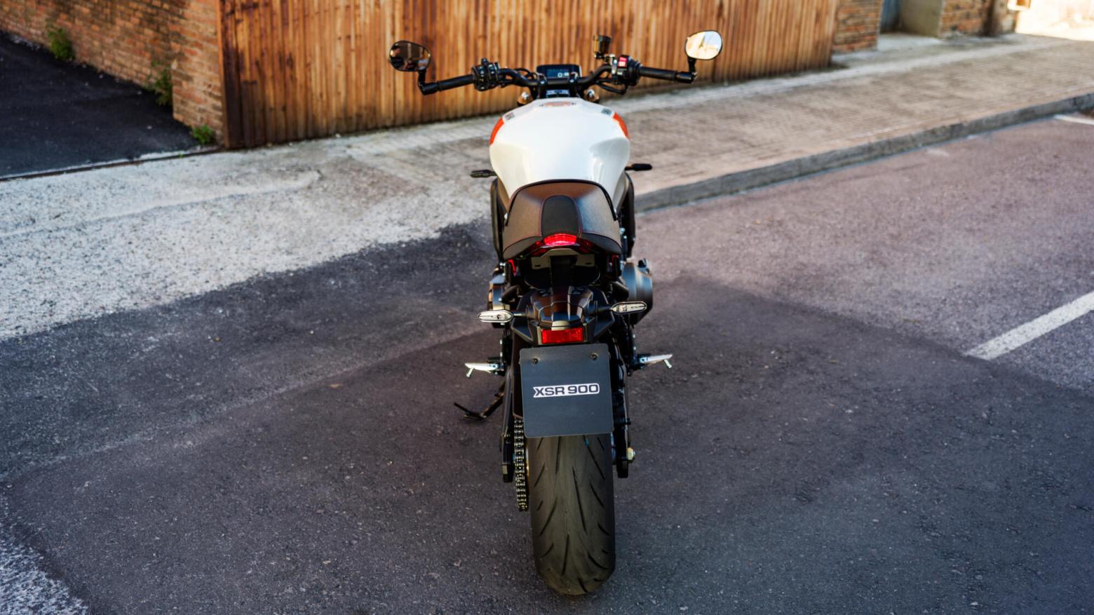 YAMAHA XSR900 Motosiklet Özellikleri : YAMAHA XSR900 119hp Güç, 93nm. Tork, 250km/h Top Speed, 900cc Motor Hacmi,  Fiyat : 581500TL Fiyat, , 193kg Ağırlık, Ön 298 mm çift hidrolik diskler; ABS, Arka 245mm tek hidrolik disk; ABS'ler Fren, Ön 120/70ZR17M/C (58W) Tüpsüz, Arka 180/55ZR17M/C (73W) Tüpsüz (Bridgestone® Battlax Hypersport S22)