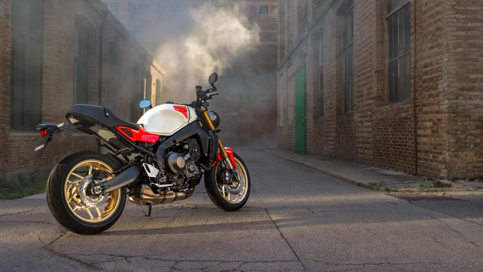 YAMAHA XSR900 Motosiklet Özellikleri : YAMAHA XSR900 119hp Güç, 93nm. Tork, 250km/h Top Speed, 900cc Motor Hacmi,  Fiyat : 581500TL Fiyat, , 193kg Ağırlık, Ön 298 mm çift hidrolik diskler; ABS, Arka 245mm tek hidrolik disk; ABS'ler Fren, Ön 120/70ZR17M/C (58W) Tüpsüz, Arka 180/55ZR17M/C (73W) Tüpsüz (Bridgestone® Battlax Hypersport S22)