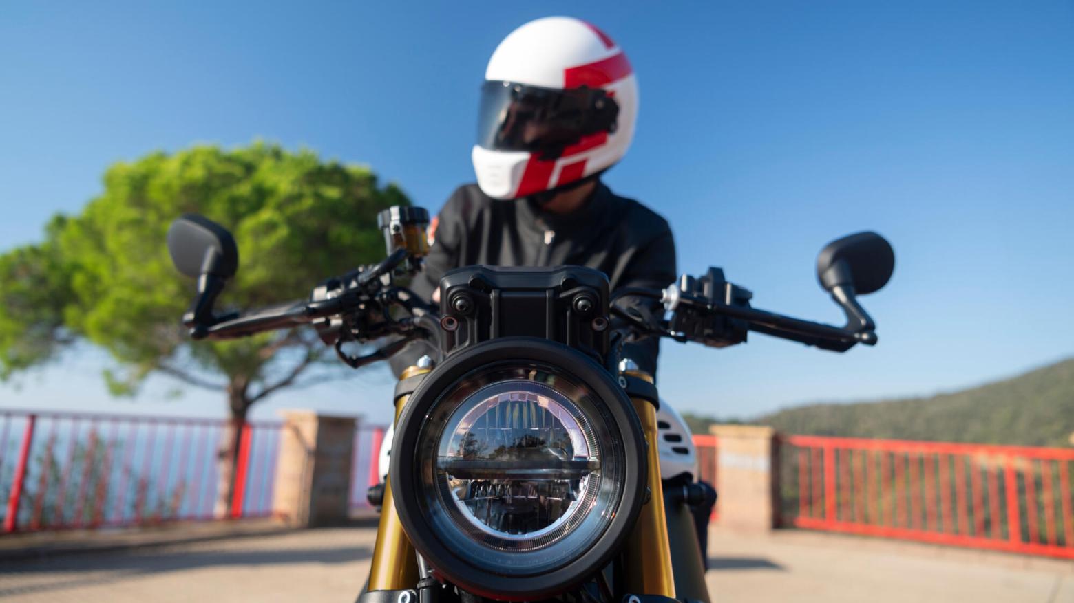 YAMAHA XSR900 Motosiklet Özellikleri : YAMAHA XSR900 119hp Güç, 93nm. Tork, 250km/h Top Speed, 900cc Motor Hacmi,  Fiyat : 581500TL Fiyat, , 193kg Ağırlık, Ön 298 mm çift hidrolik diskler; ABS, Arka 245mm tek hidrolik disk; ABS'ler Fren, Ön 120/70ZR17M/C (58W) Tüpsüz, Arka 180/55ZR17M/C (73W) Tüpsüz (Bridgestone® Battlax Hypersport S22)