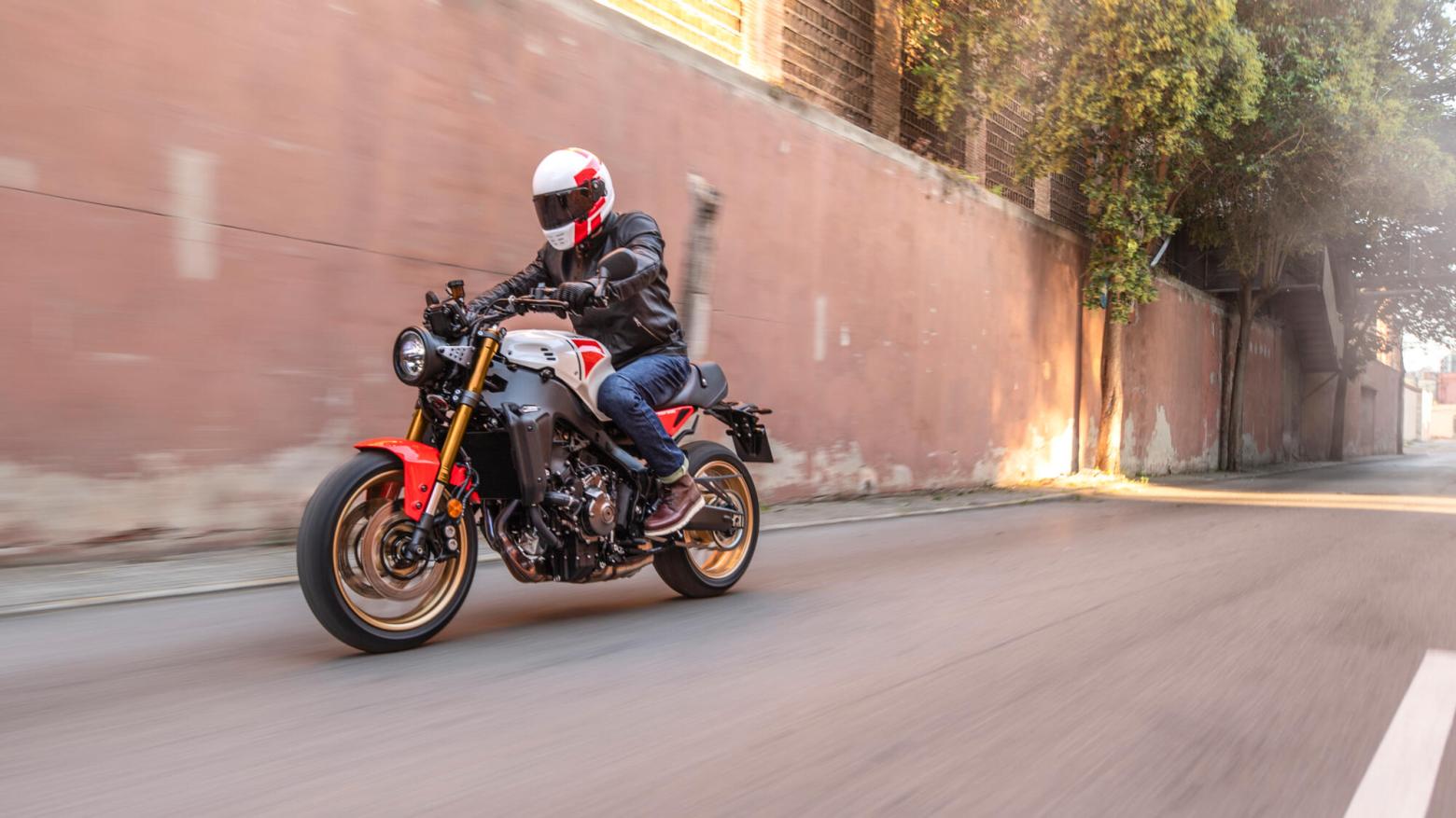 YAMAHA XSR900 Motosiklet Özellikleri : YAMAHA XSR900 119hp Güç, 93nm. Tork, 250km/h Top Speed, 900cc Motor Hacmi,  Fiyat : 581500TL Fiyat, , 193kg Ağırlık, Ön 298 mm çift hidrolik diskler; ABS, Arka 245mm tek hidrolik disk; ABS'ler Fren, Ön 120/70ZR17M/C (58W) Tüpsüz, Arka 180/55ZR17M/C (73W) Tüpsüz (Bridgestone® Battlax Hypersport S22)