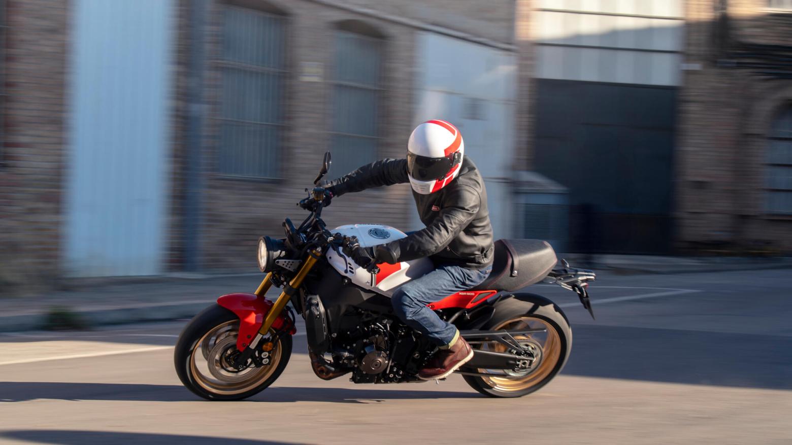 YAMAHA XSR900 Motosiklet Özellikleri : YAMAHA XSR900 119hp Güç, 93nm. Tork, 250km/h Top Speed, 900cc Motor Hacmi,  Fiyat : 581500TL Fiyat, , 193kg Ağırlık, Ön 298 mm çift hidrolik diskler; ABS, Arka 245mm tek hidrolik disk; ABS'ler Fren, Ön 120/70ZR17M/C (58W) Tüpsüz, Arka 180/55ZR17M/C (73W) Tüpsüz (Bridgestone® Battlax Hypersport S22)