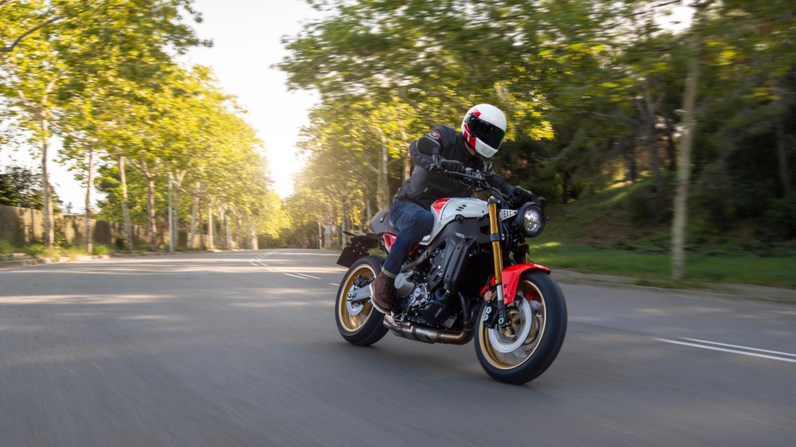 YAMAHA XSR900 Motosiklet Özellikleri : YAMAHA XSR900 119hp Güç, 93nm. Tork, 250km/h Top Speed, 900cc Motor Hacmi,  Fiyat : 581500TL Fiyat, , 193kg Ağırlık, Ön 298 mm çift hidrolik diskler; ABS, Arka 245mm tek hidrolik disk; ABS'ler Fren, Ön 120/70ZR17M/C (58W) Tüpsüz, Arka 180/55ZR17M/C (73W) Tüpsüz (Bridgestone® Battlax Hypersport S22)
