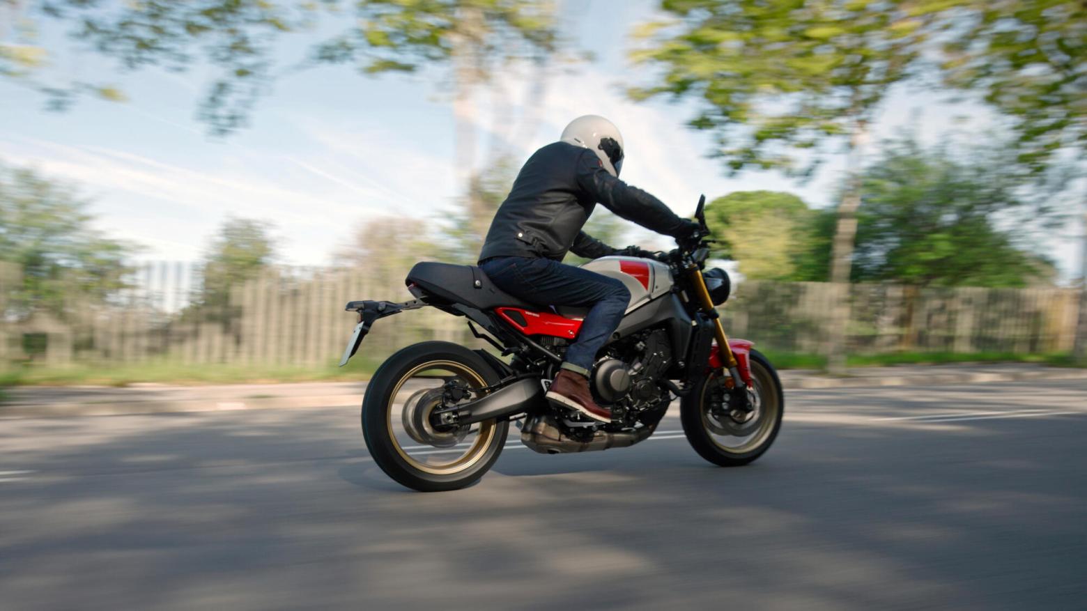 YAMAHA XSR900 Motosiklet Özellikleri : YAMAHA XSR900 119hp Güç, 93nm. Tork, 250km/h Top Speed, 900cc Motor Hacmi,  Fiyat : 581500TL Fiyat, , 193kg Ağırlık, Ön 298 mm çift hidrolik diskler; ABS, Arka 245mm tek hidrolik disk; ABS'ler Fren, Ön 120/70ZR17M/C (58W) Tüpsüz, Arka 180/55ZR17M/C (73W) Tüpsüz (Bridgestone® Battlax Hypersport S22)
