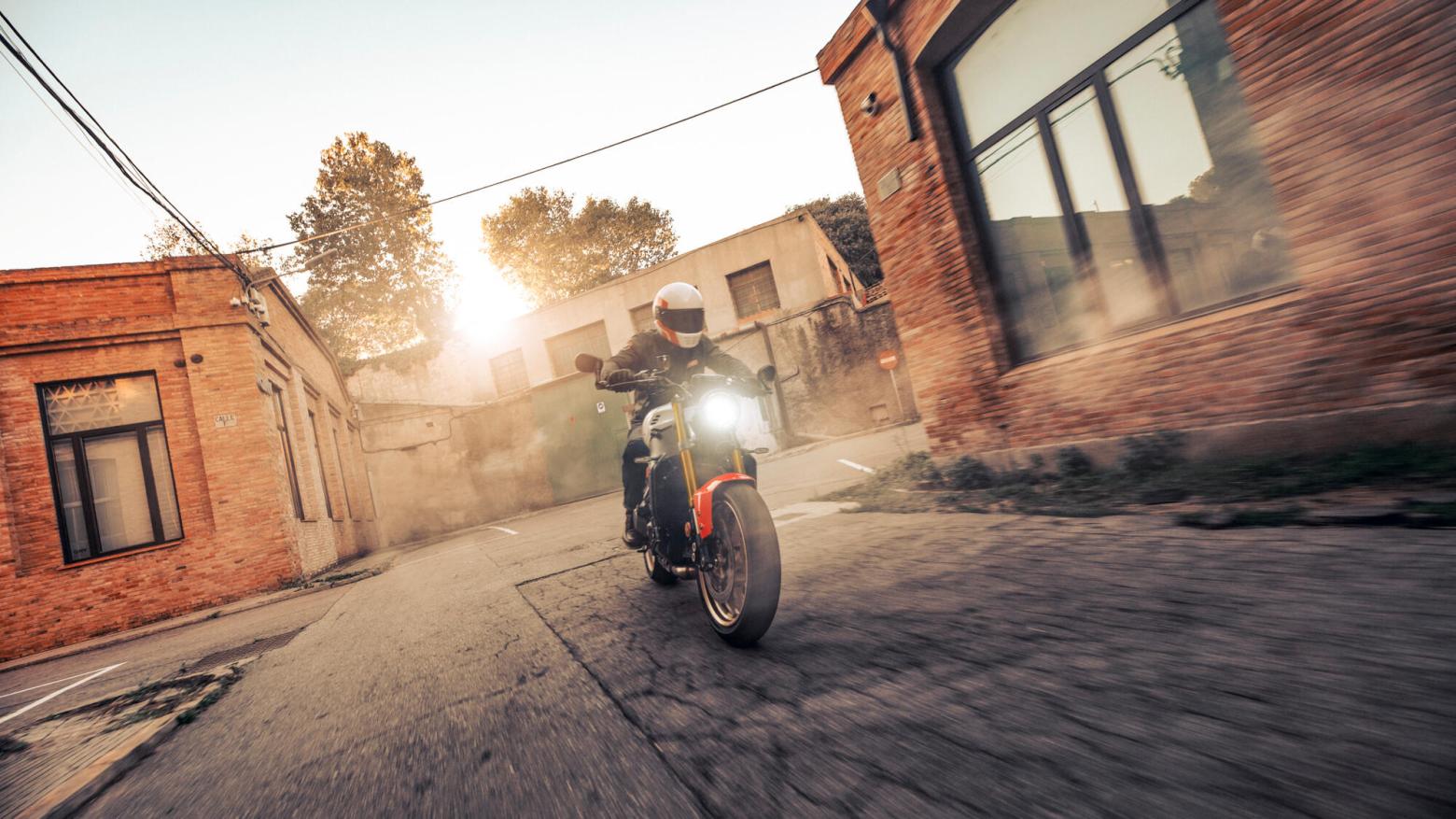 YAMAHA XSR900 Motosiklet Özellikleri : YAMAHA XSR900 119hp Güç, 93nm. Tork, 250km/h Top Speed, 900cc Motor Hacmi,  Fiyat : 581500TL Fiyat, , 193kg Ağırlık, Ön 298 mm çift hidrolik diskler; ABS, Arka 245mm tek hidrolik disk; ABS'ler Fren, Ön 120/70ZR17M/C (58W) Tüpsüz, Arka 180/55ZR17M/C (73W) Tüpsüz (Bridgestone® Battlax Hypersport S22)