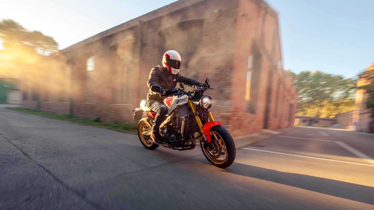 YAMAHA XSR900 Motosiklet Özellikleri : YAMAHA XSR900 119hp Güç, 93nm. Tork, 250km/h Top Speed, 900cc Motor Hacmi,  Fiyat : 581500TL Fiyat, , 193kg Ağırlık, Ön 298 mm çift hidrolik diskler; ABS, Arka 245mm tek hidrolik disk; ABS'ler Fren, Ön 120/70ZR17M/C (58W) Tüpsüz, Arka 180/55ZR17M/C (73W) Tüpsüz (Bridgestone® Battlax Hypersport S22)