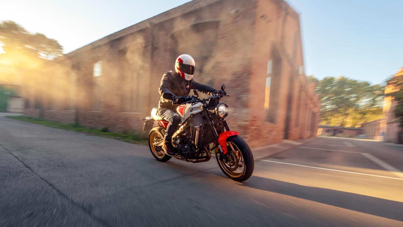 YAMAHA XSR900 Motosiklet Özellikleri : YAMAHA XSR900 119hp Güç, 93nm. Tork, 250km/h Top Speed, 900cc Motor Hacmi,  Fiyat : 581500TL Fiyat, , 193kg Ağırlık, Ön 298 mm çift hidrolik diskler; ABS, Arka 245mm tek hidrolik disk; ABS'ler Fren, Ön 120/70ZR17M/C (58W) Tüpsüz, Arka 180/55ZR17M/C (73W) Tüpsüz (Bridgestone® Battlax Hypersport S22)