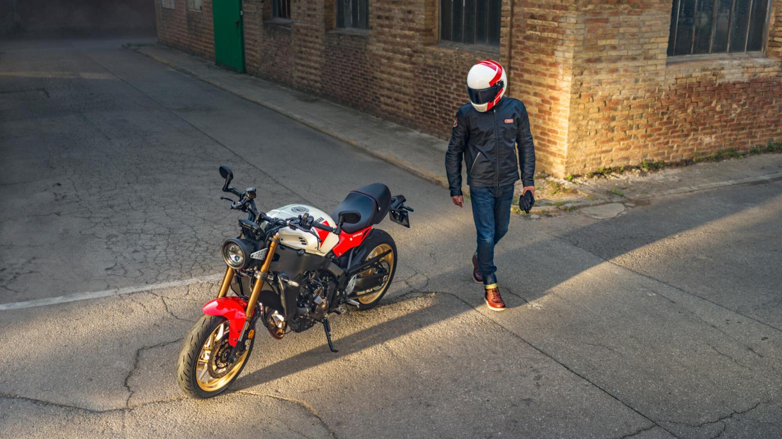 YAMAHA XSR900 Motosiklet Özellikleri : YAMAHA XSR900 119hp Güç, 93nm. Tork, 250km/h Top Speed, 900cc Motor Hacmi,  Fiyat : 581500TL Fiyat, , 193kg Ağırlık, Ön 298 mm çift hidrolik diskler; ABS, Arka 245mm tek hidrolik disk; ABS'ler Fren, Ön 120/70ZR17M/C (58W) Tüpsüz, Arka 180/55ZR17M/C (73W) Tüpsüz (Bridgestone® Battlax Hypersport S22)